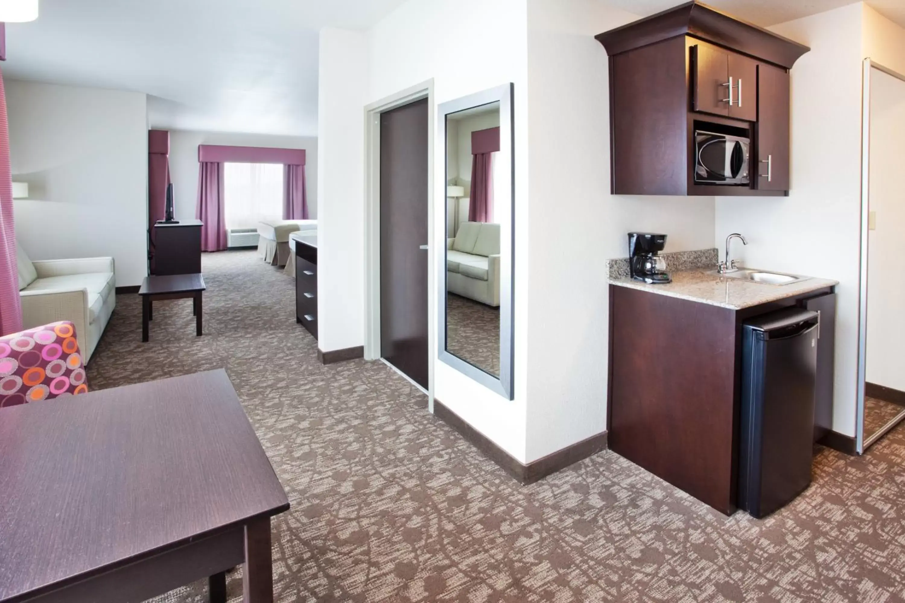 Photo of the whole room, Kitchen/Kitchenette in Holiday Inn Express Augusta North, an IHG Hotel