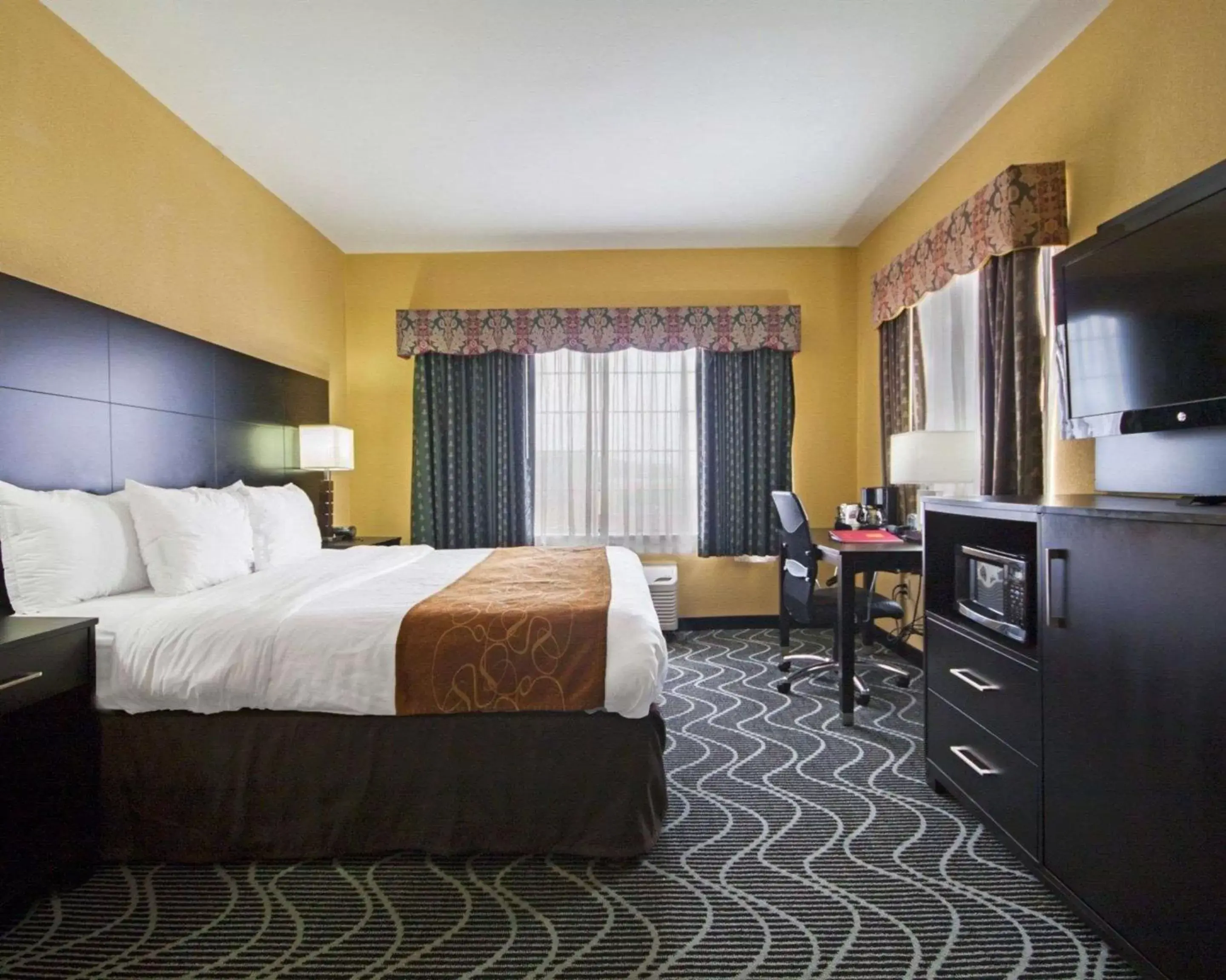 Photo of the whole room, Bed in Comfort Suites Lake Ray Hubbard