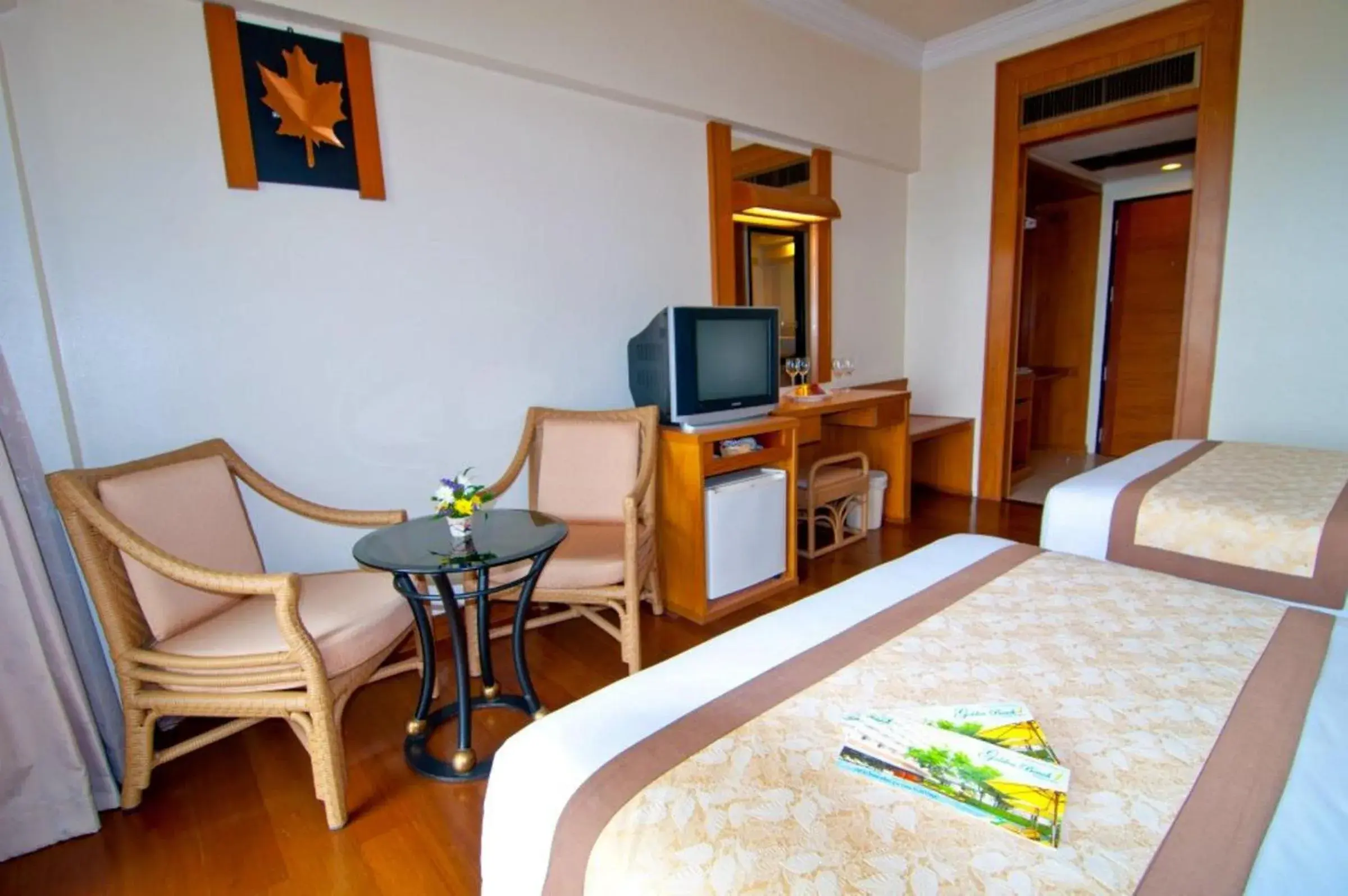 Bedroom, TV/Entertainment Center in Golden Beach Hotel Pattaya