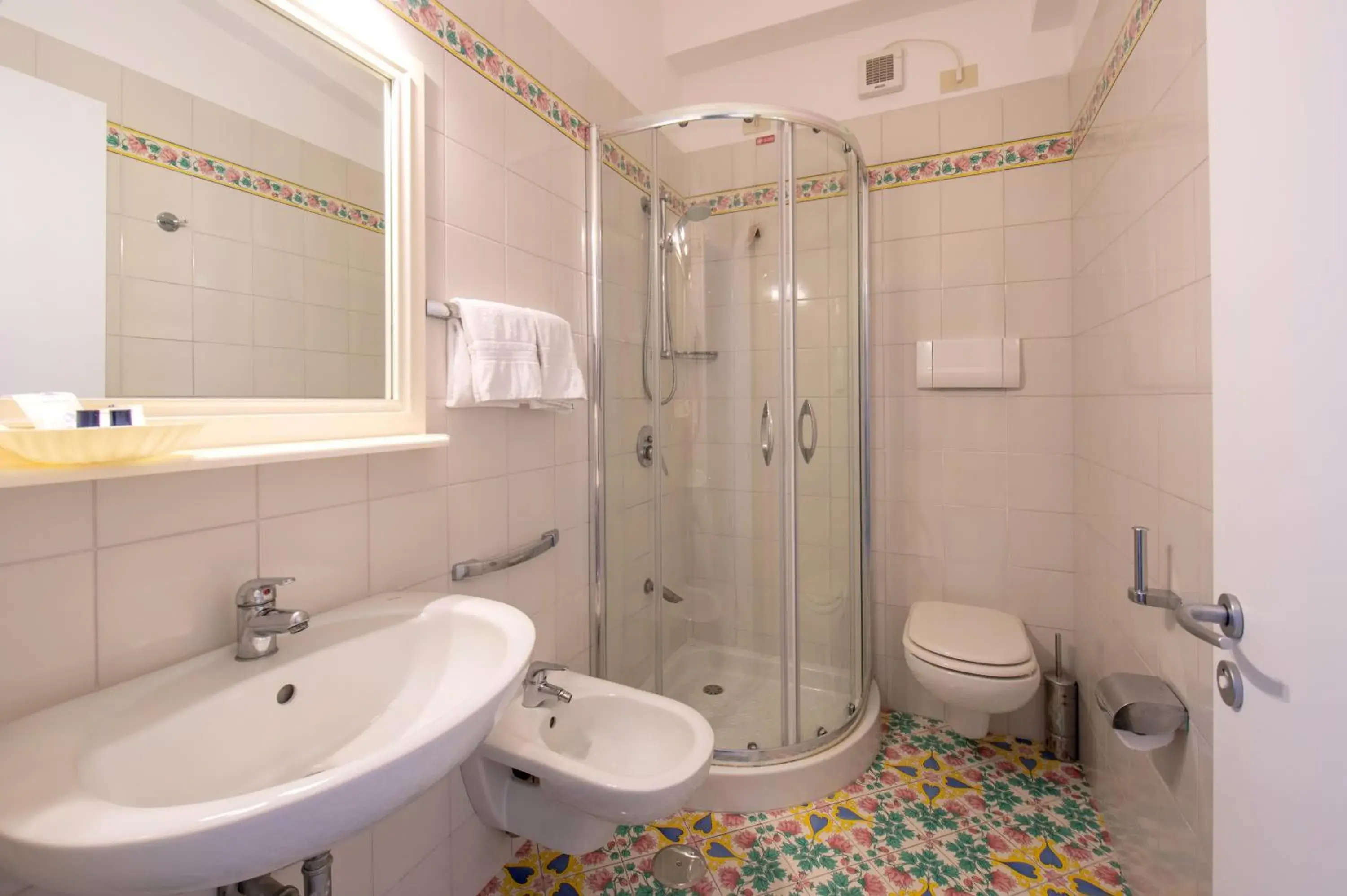 Shower, Bathroom in Grand Hotel Flora