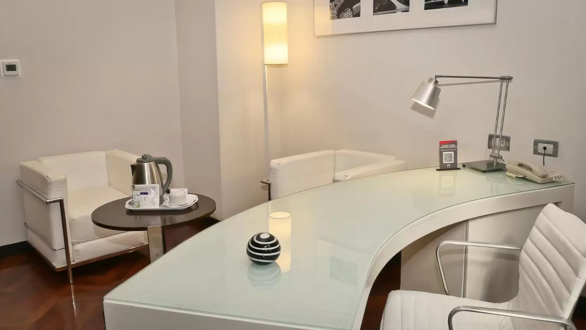 Seating area, Bed in 725 Continental Hotel Seating area, Bed in 725 Continental Hotel