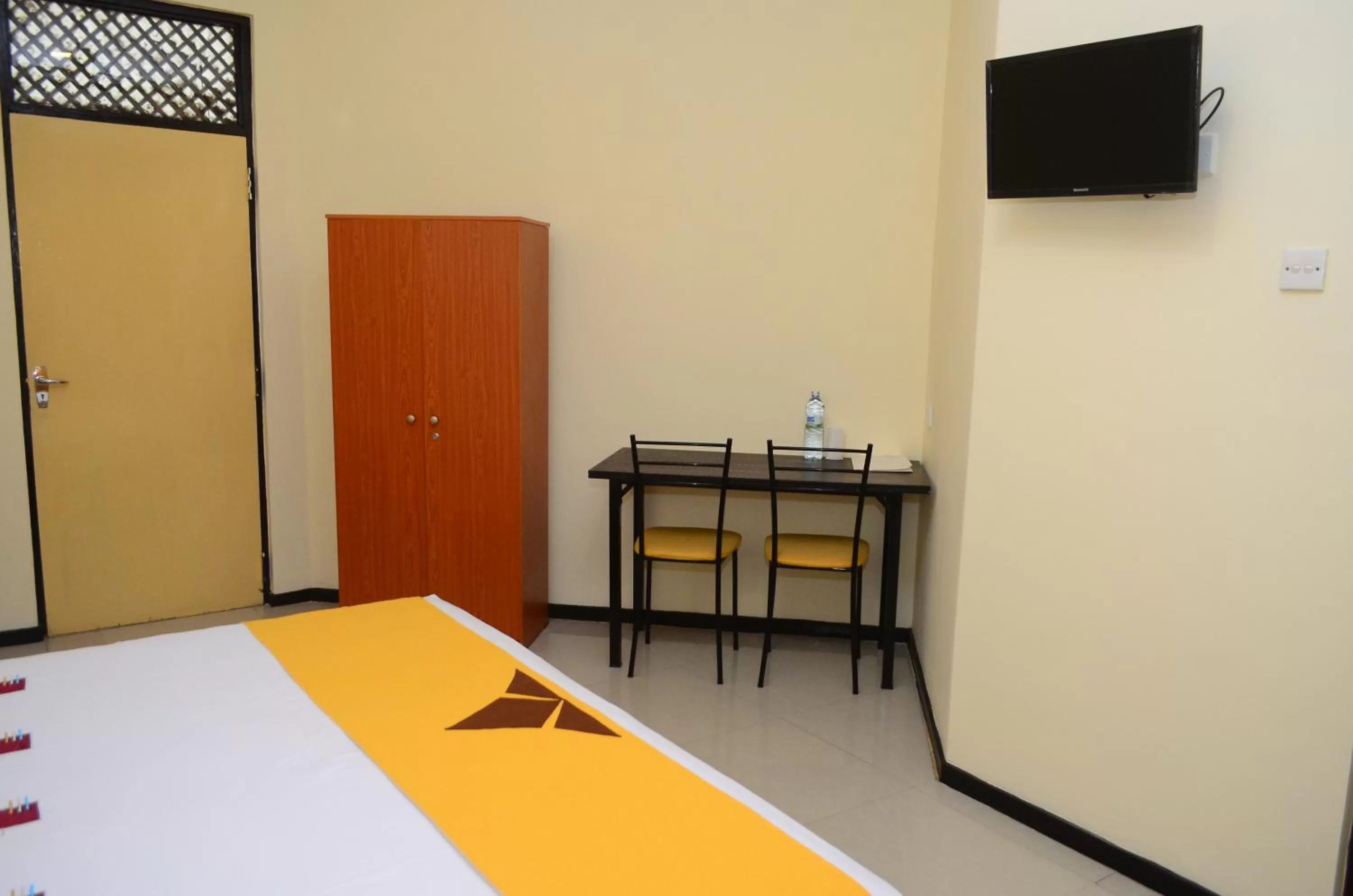 Photo of the whole room, Bed in Jayasinghe Holiday Resort