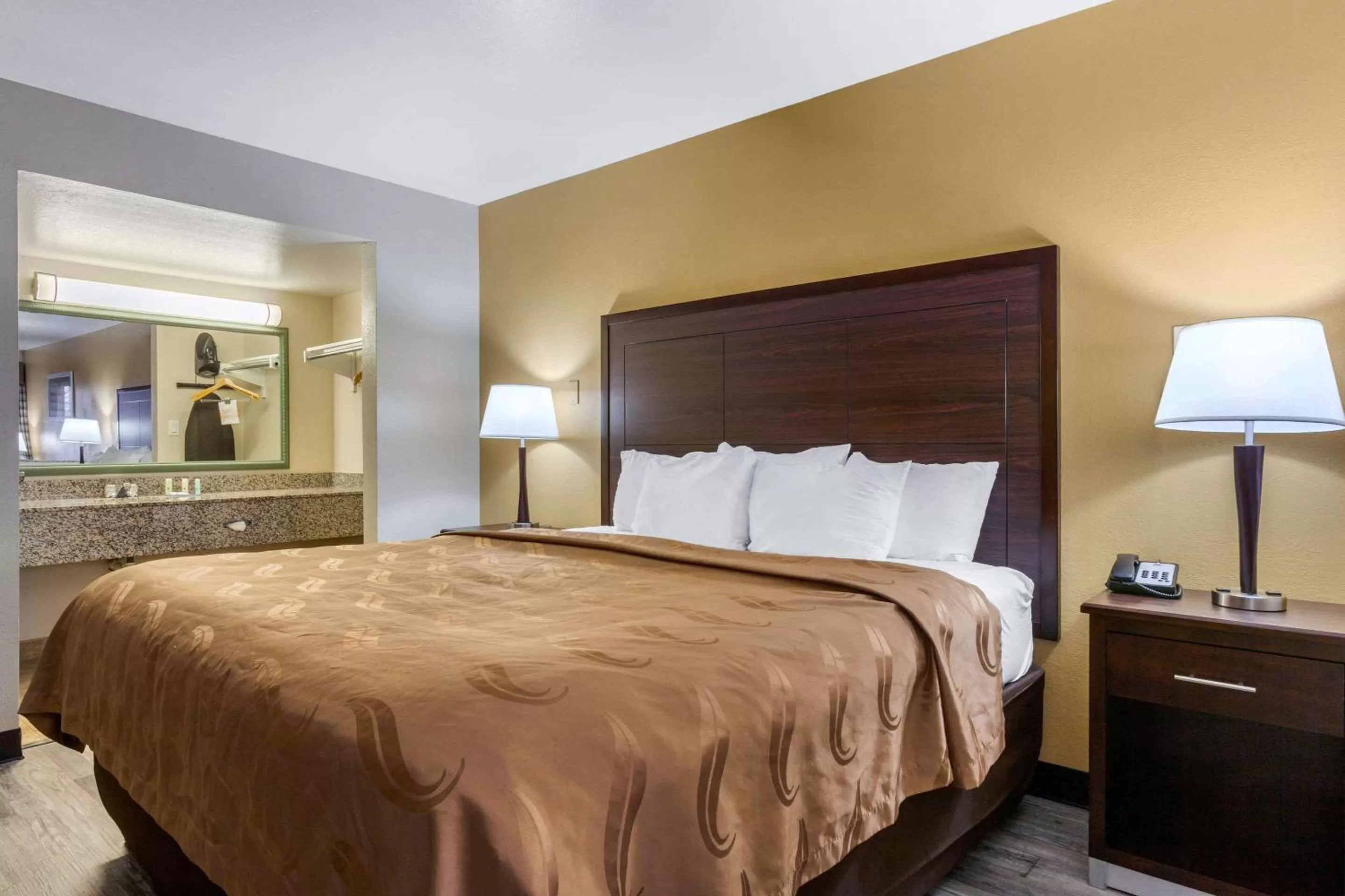 Photo of the whole room, Bed in Quality Inn & Suites near Downtown Mesa