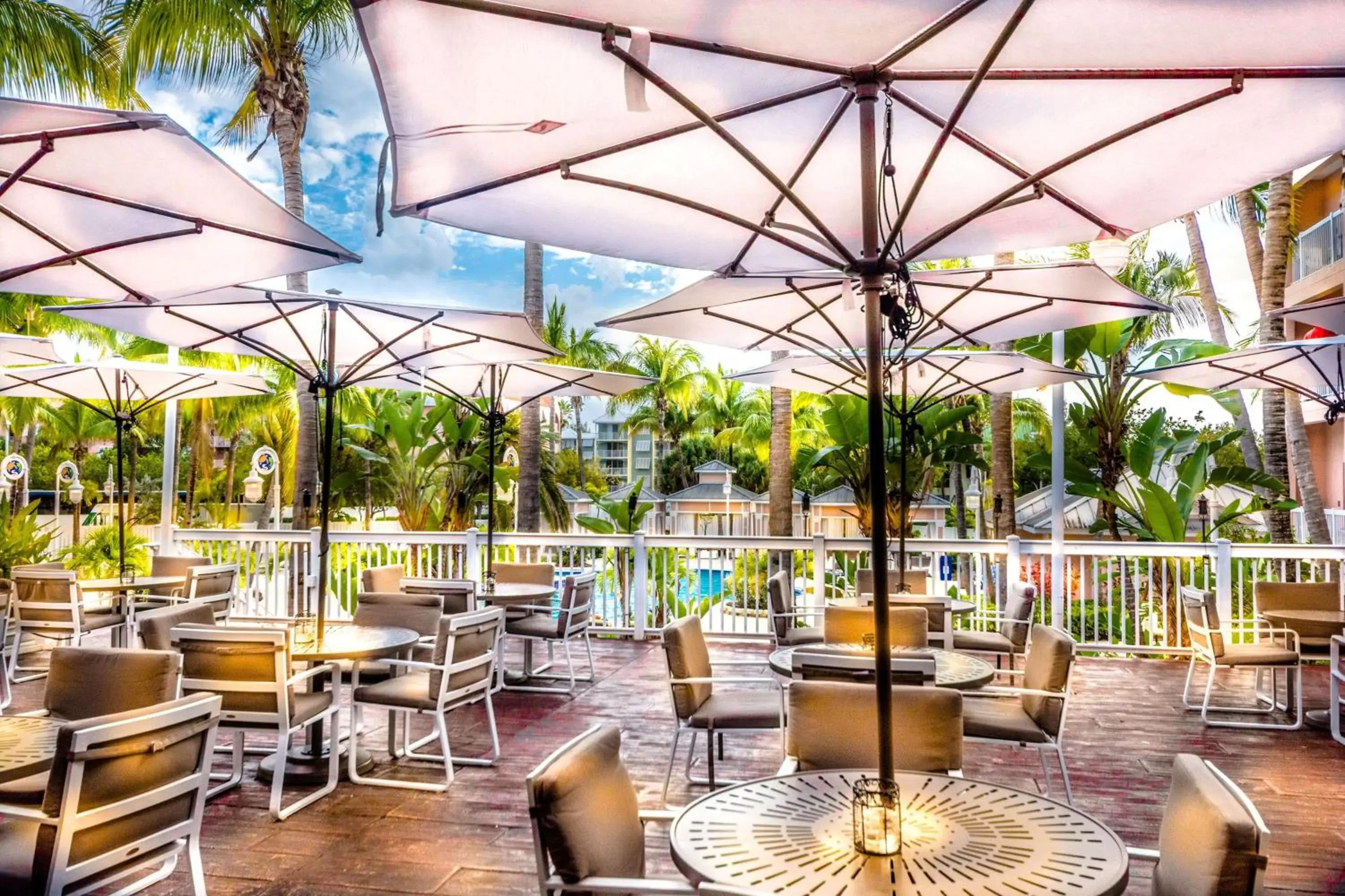 Lounge or bar, Restaurant/Places to Eat in DoubleTree by Hilton Grand Key Resort