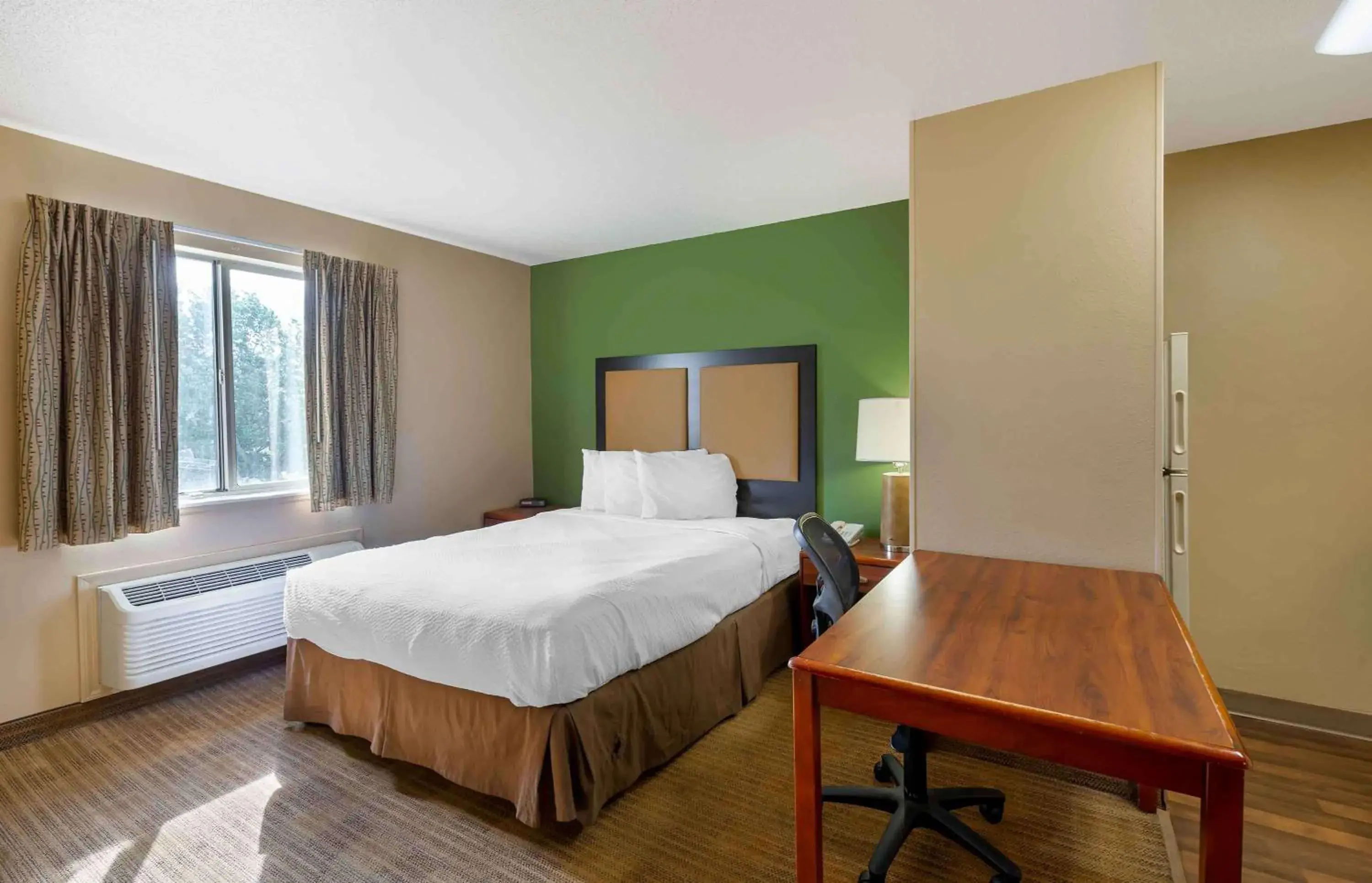 Bedroom, Bed in Extended Stay America Suites - Akron - Copley - West