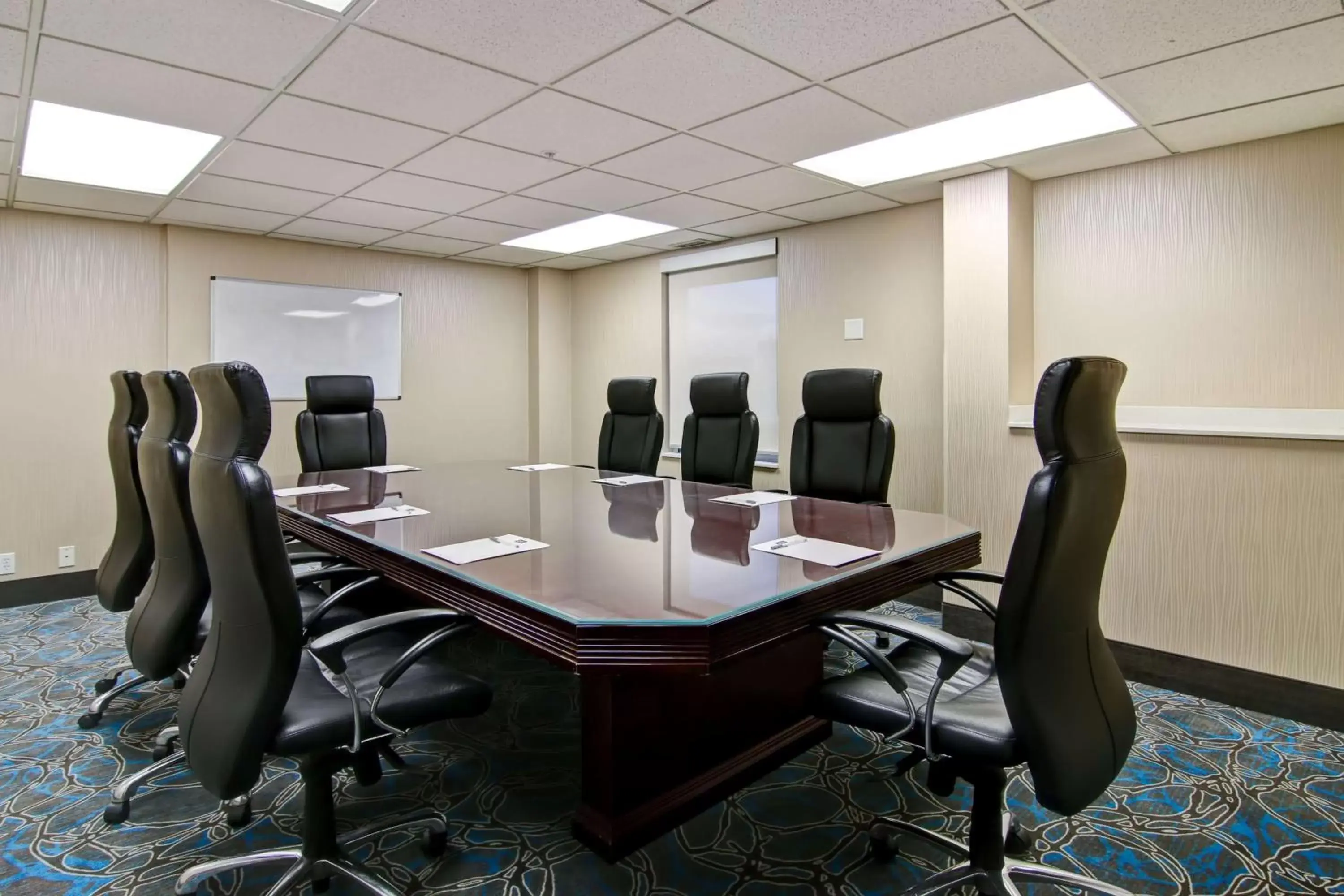 Meeting/conference room in Hampton Inn & Suites by Hilton Calgary-Airport