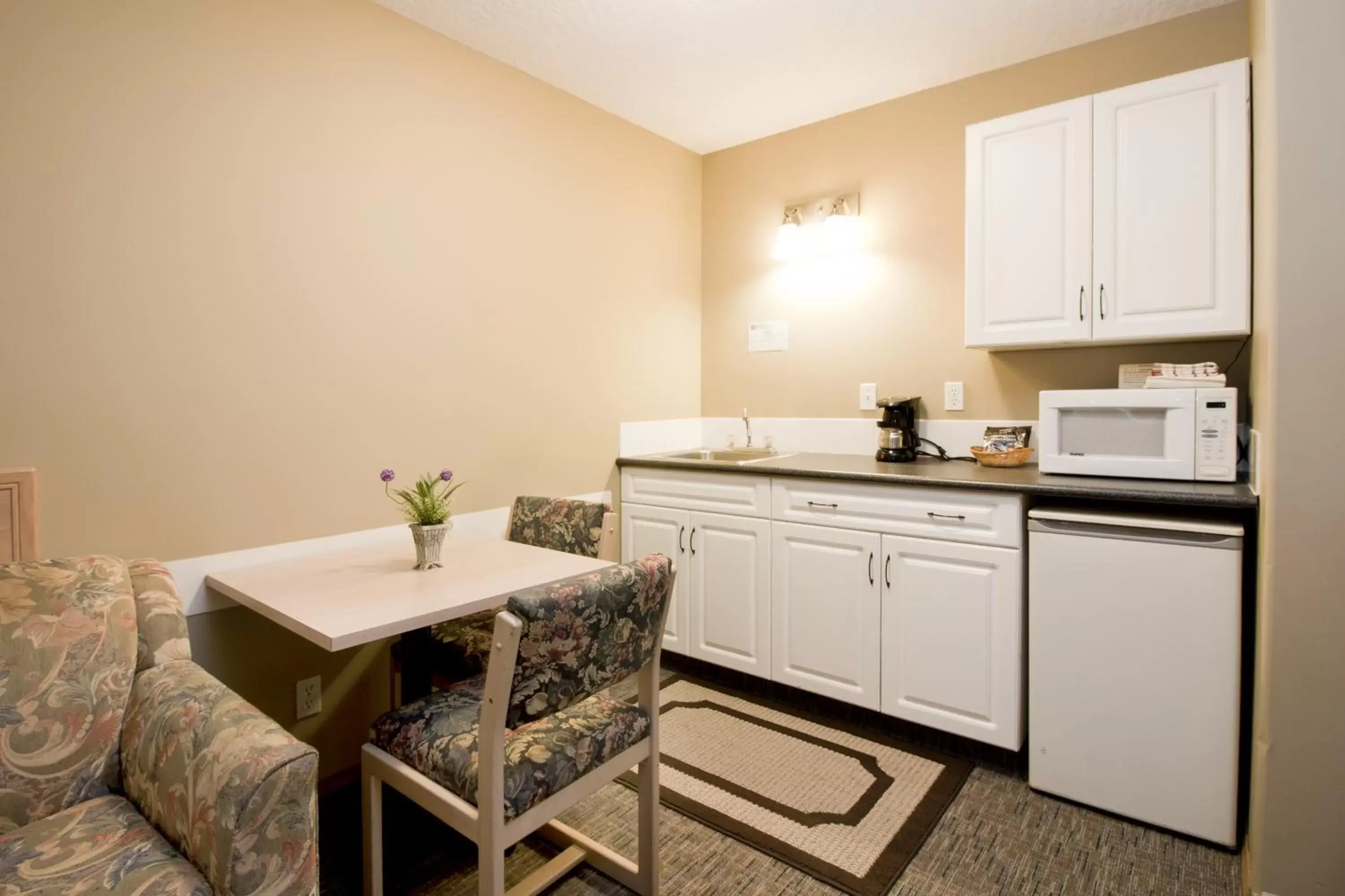 Coffee/tea facilities, Kitchen/Kitchenette in Bow River Inn