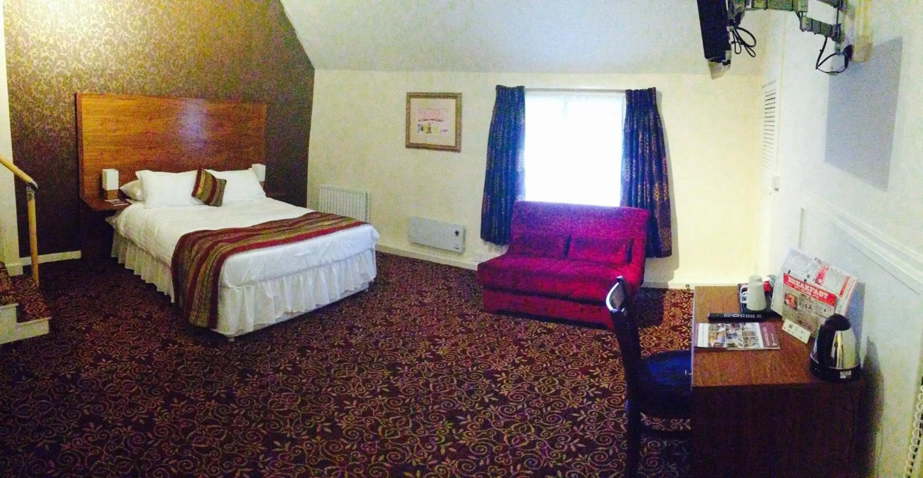 Bedroom, Bed in The Three Tuns Hotel Wetherspoon