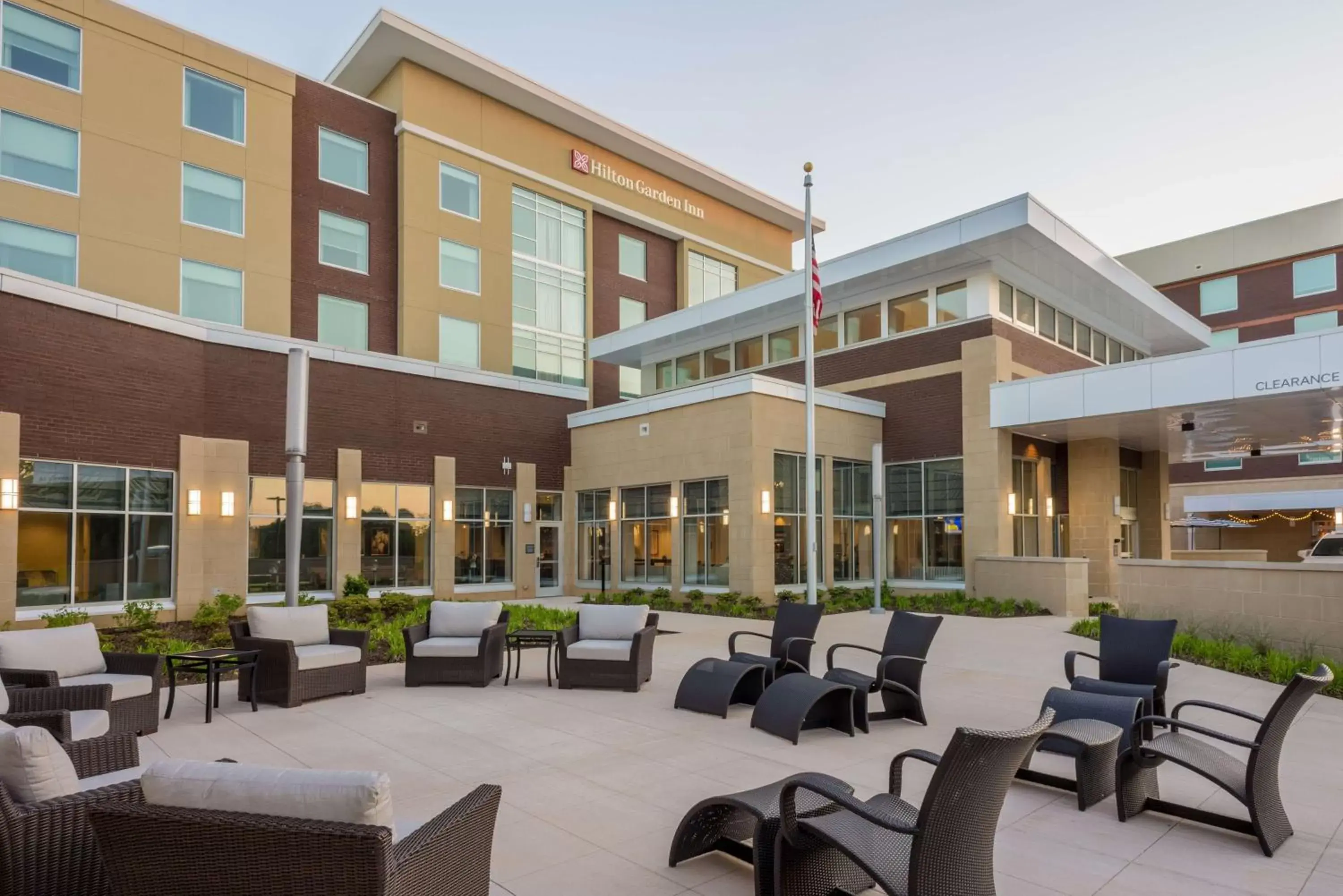 Patio, Property Building in Hilton Garden Inn Memphis East/Germantown, Tn