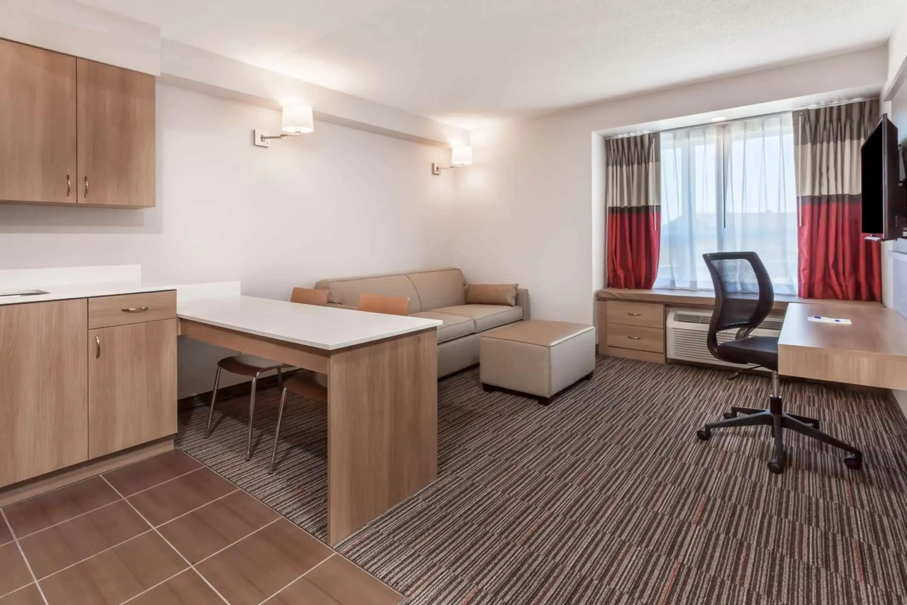 Photo of the whole room, Kitchen/Kitchenette in Microtel Casselman