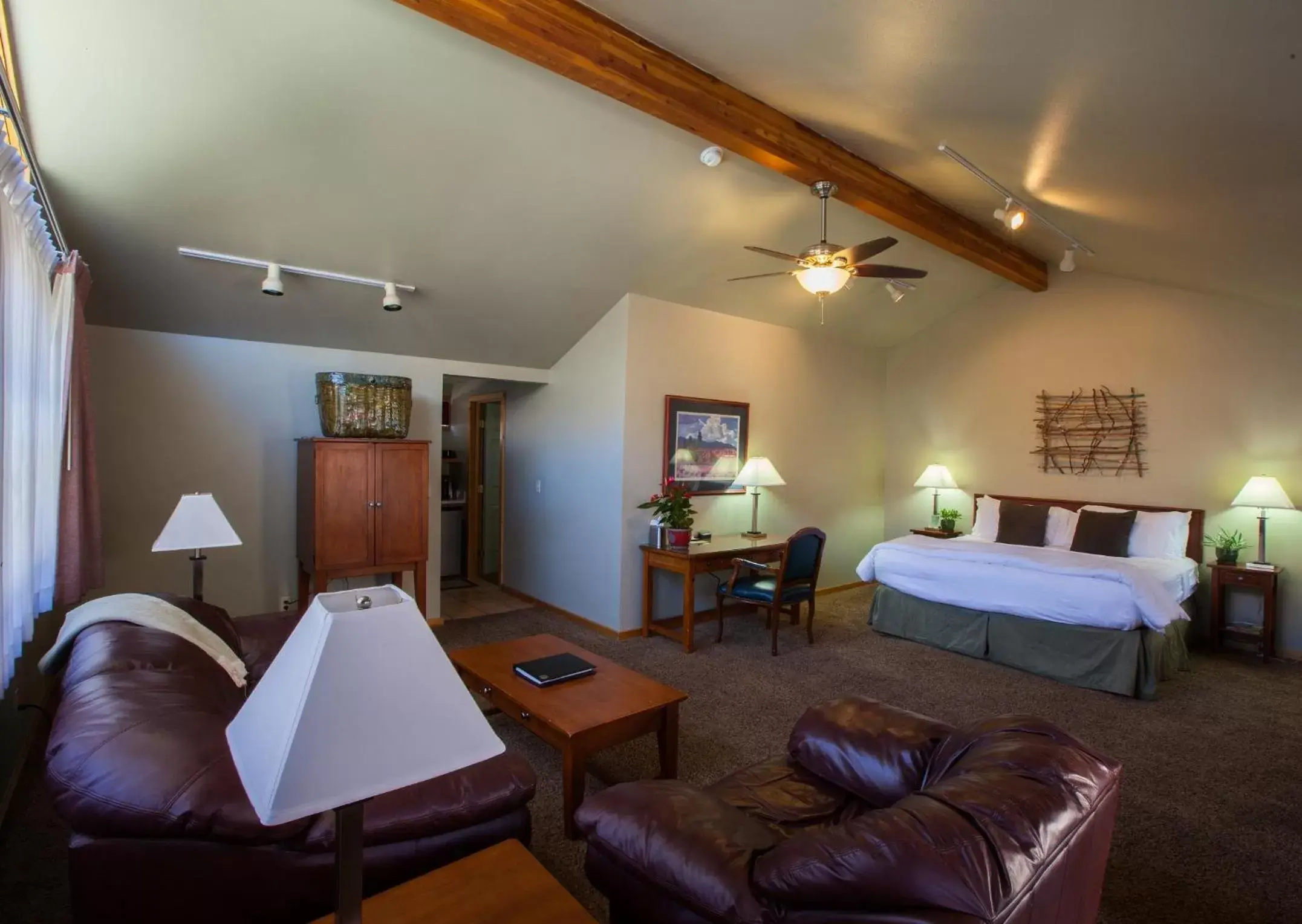 Deluxe Suite in Flanigan`s Resort and Spa