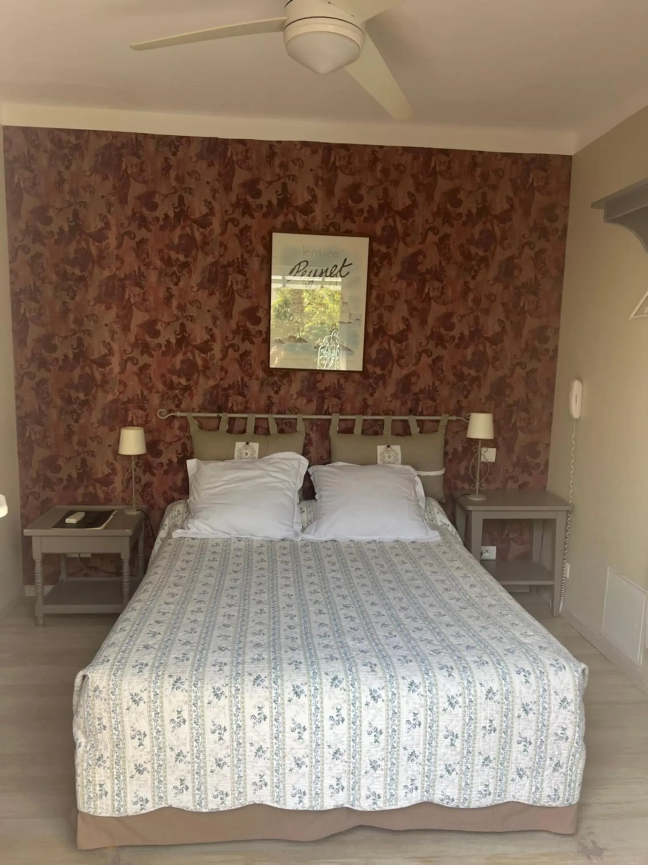 Photo of the whole room, Bed in Le Ponteil