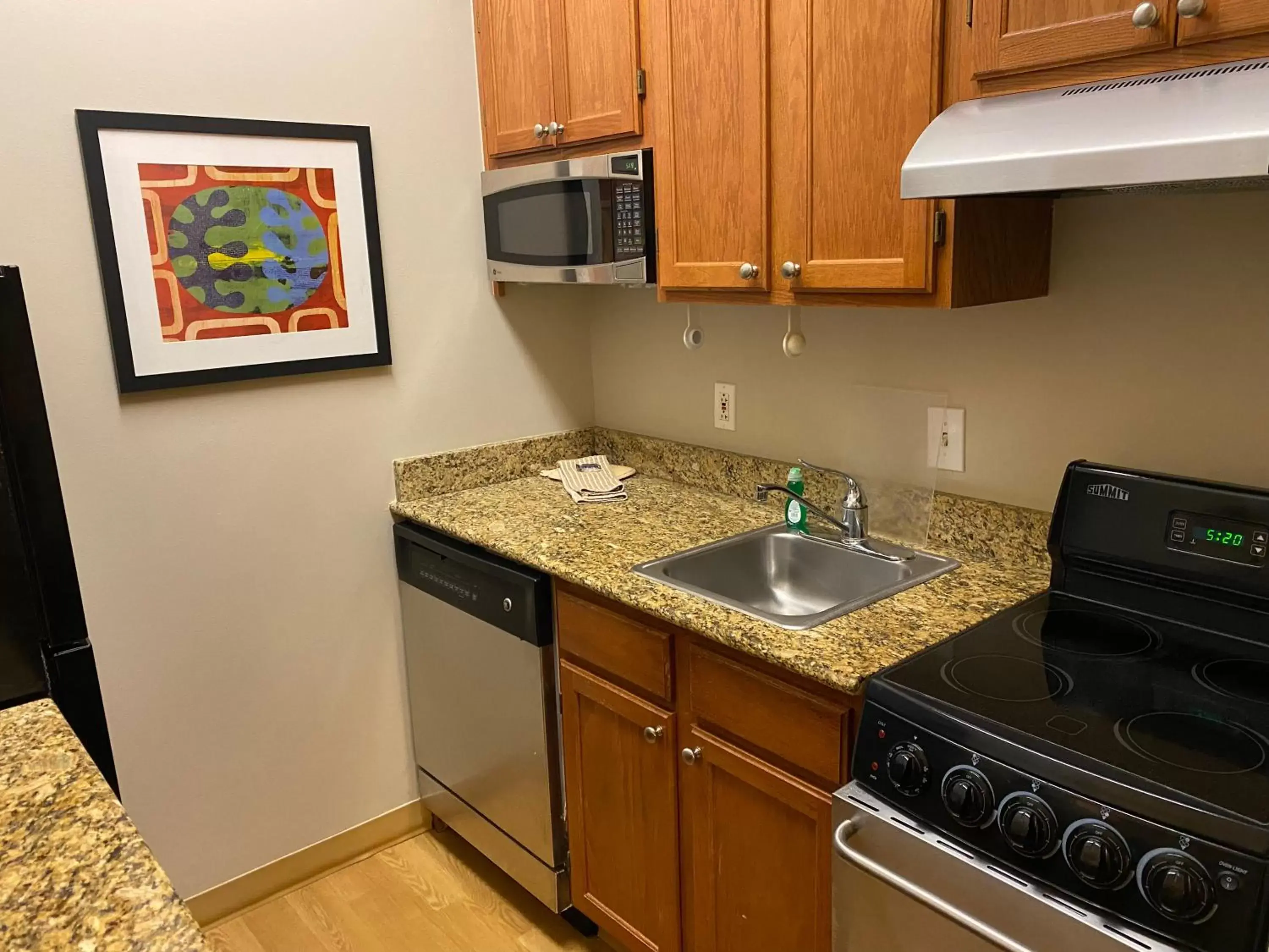 Kitchen or kitchenette, Kitchen/Kitchenette in MainStay Suites Middleburg Heights Cleveland Airport