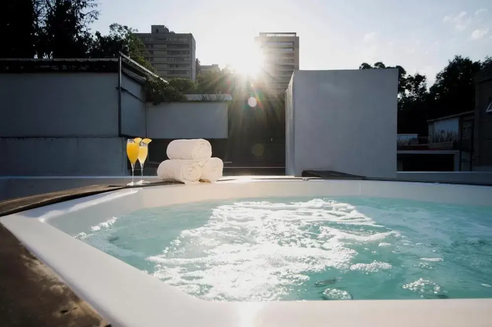 Hot Tub, Swimming Pool in Suites Obelisk