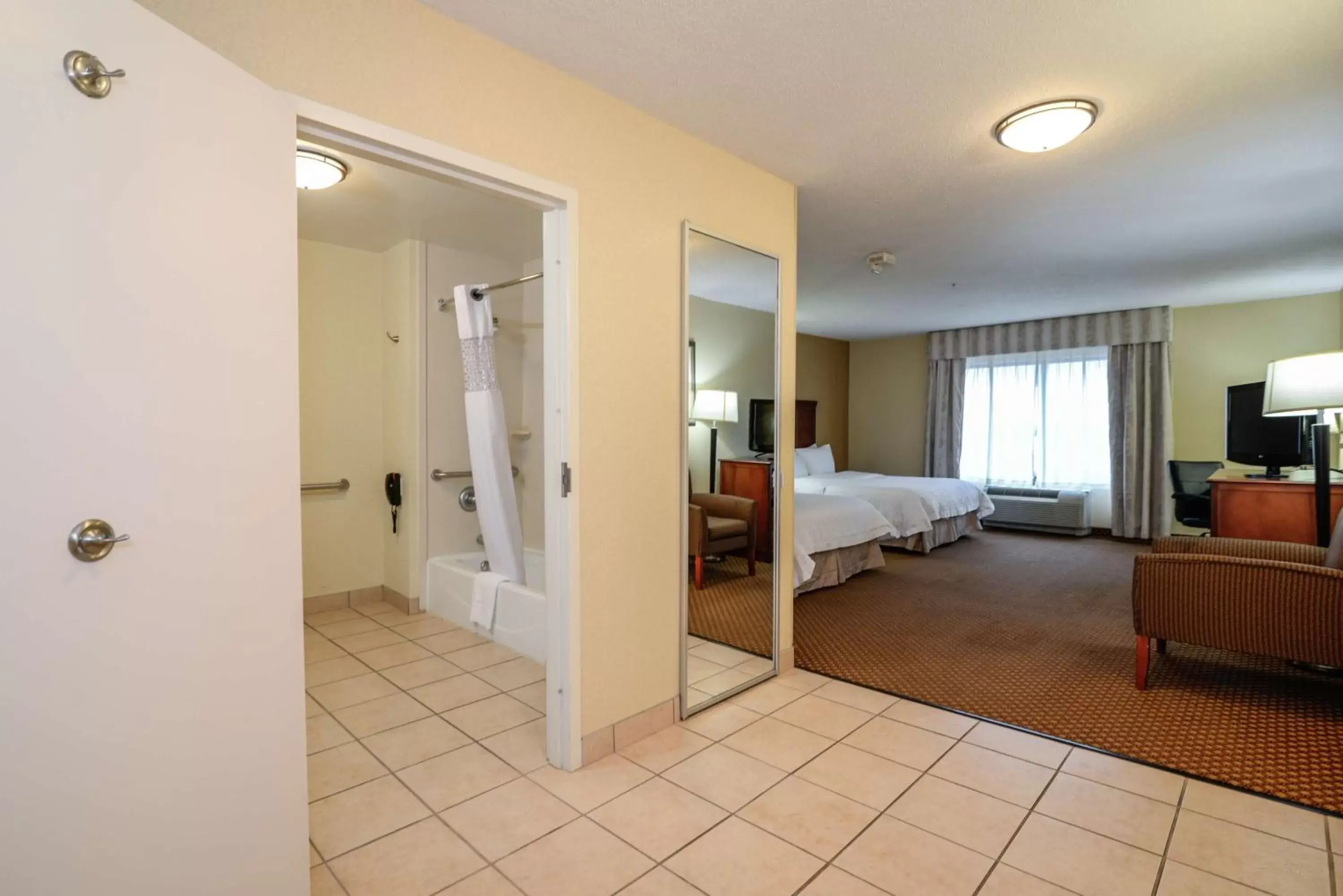 Bedroom in Hampton Inn & Suites Detroit/Chesterfield