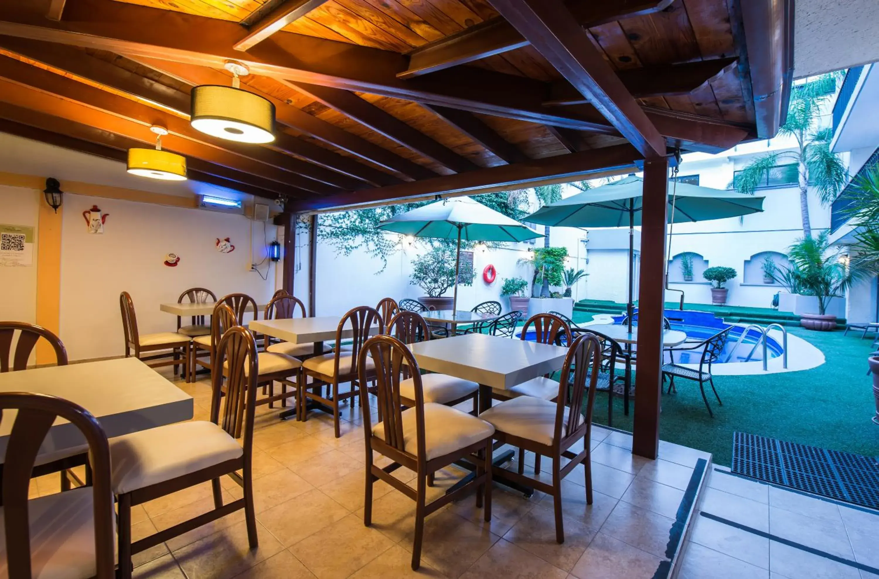 Restaurant/Places to Eat in Del Marques Hotel and Suites