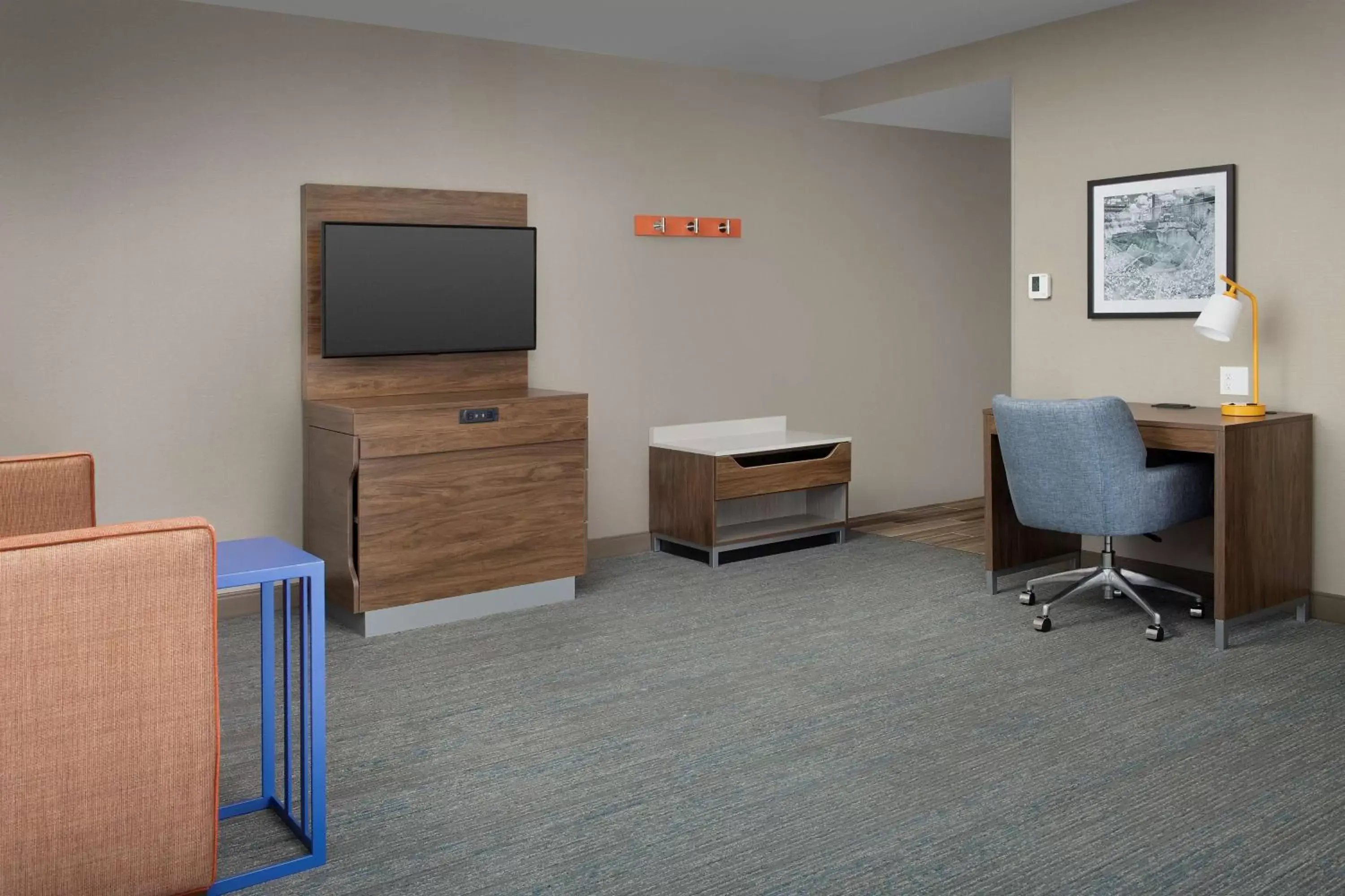 Bedroom, TV/Entertainment Center in Hampton Inn Baltimore-Downtown-Convention Center