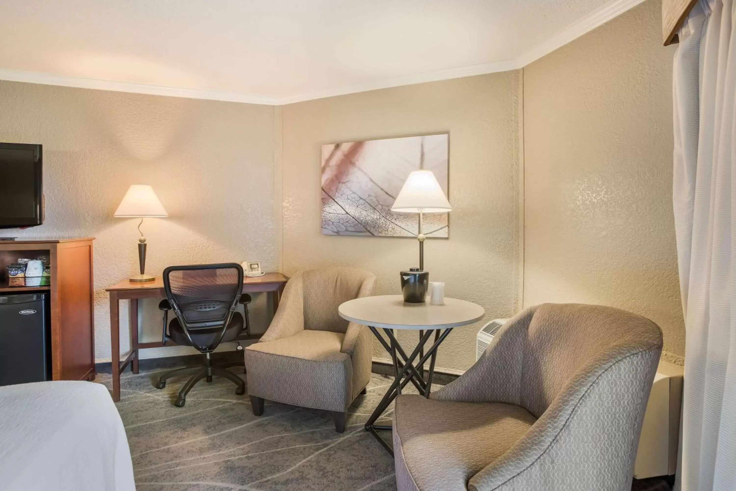 Bedroom, Seating Area in Best Western Harbour Pointe Lakefront