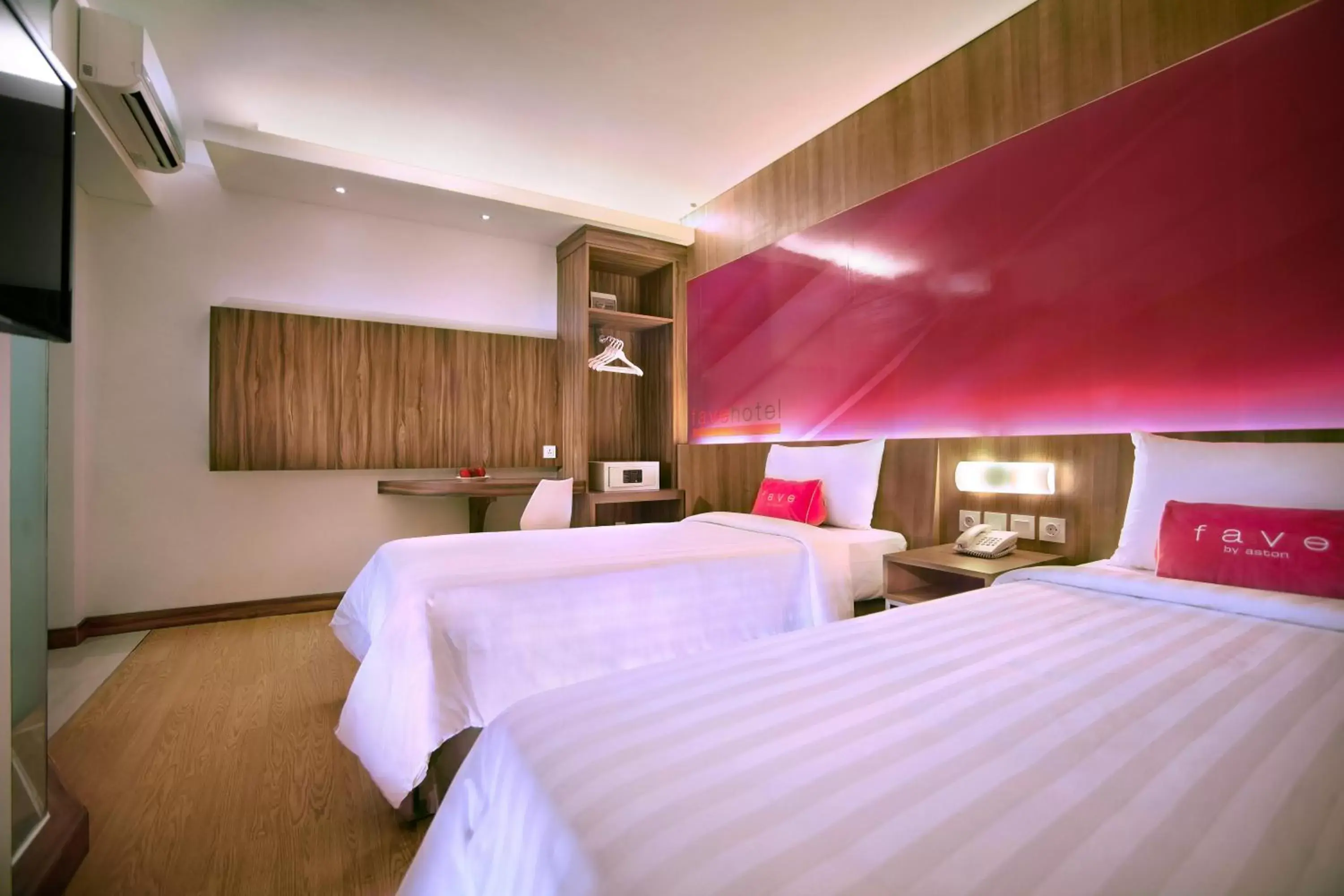 Photo of the whole room, Bed in favehotel LTC Glodok