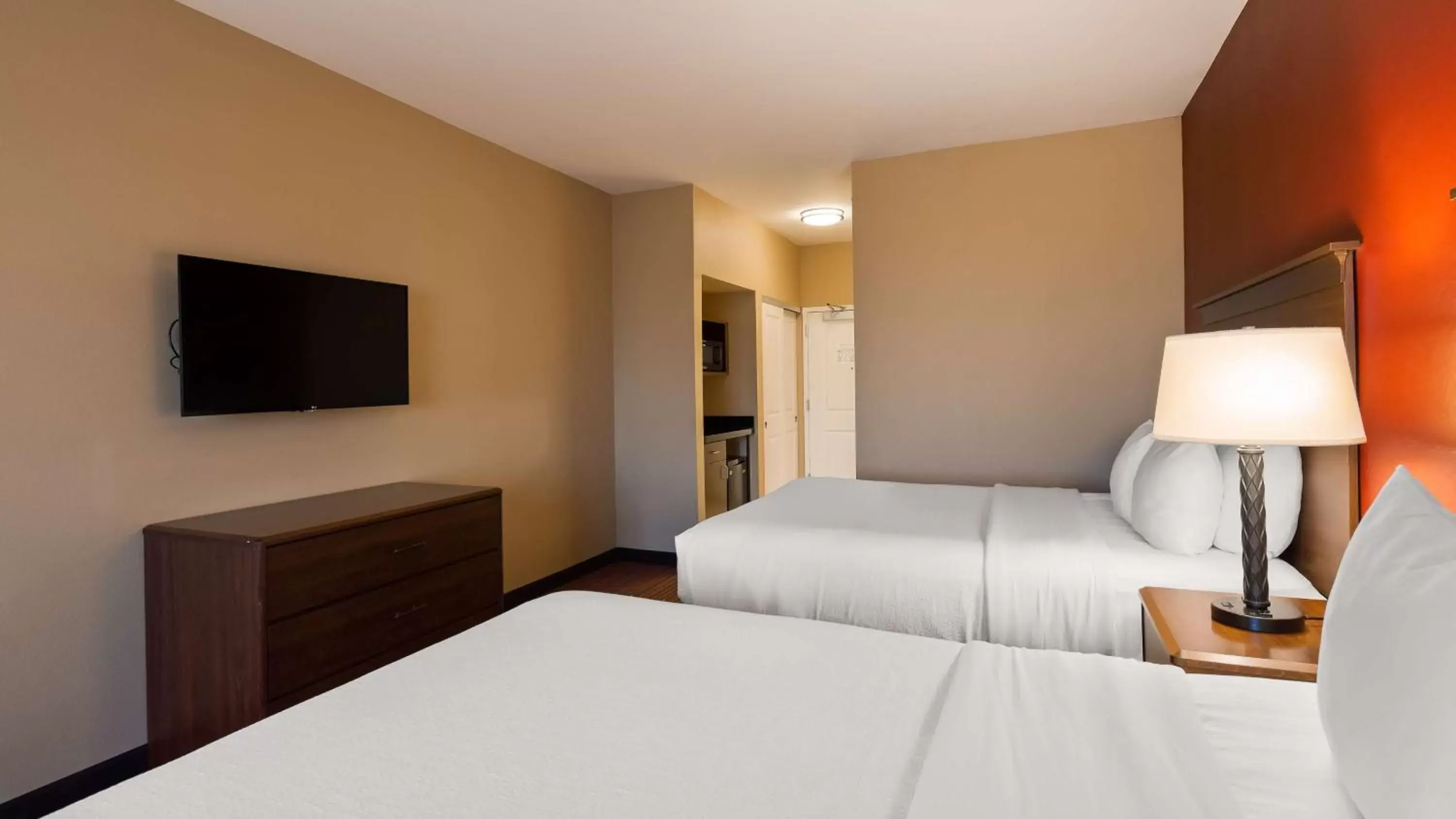 Photo of the whole room, Bed in Best Western Plus Hudson Hotel & Suites