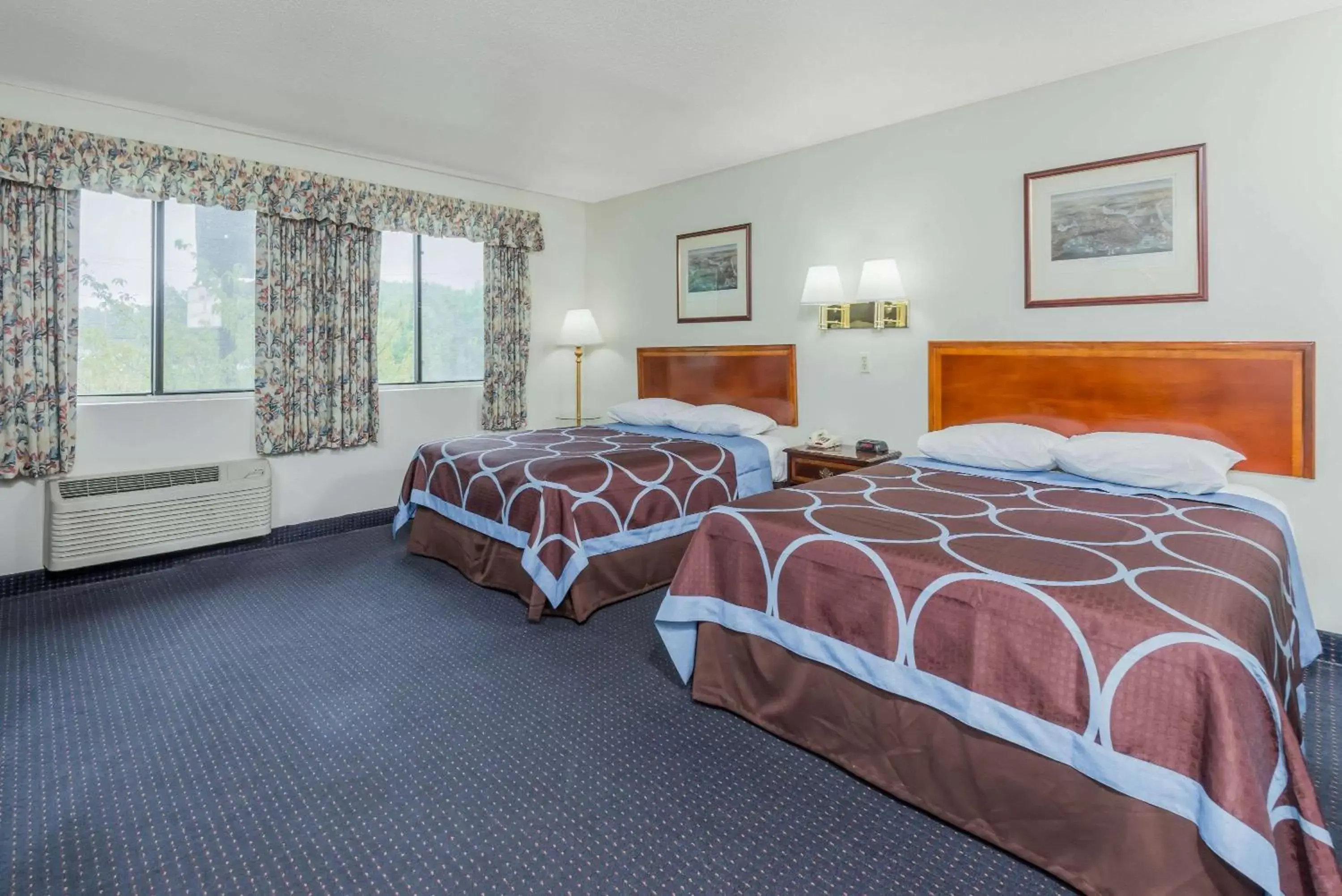 Photo of the whole room, Bed in Super 8 by Wyndham Hartford