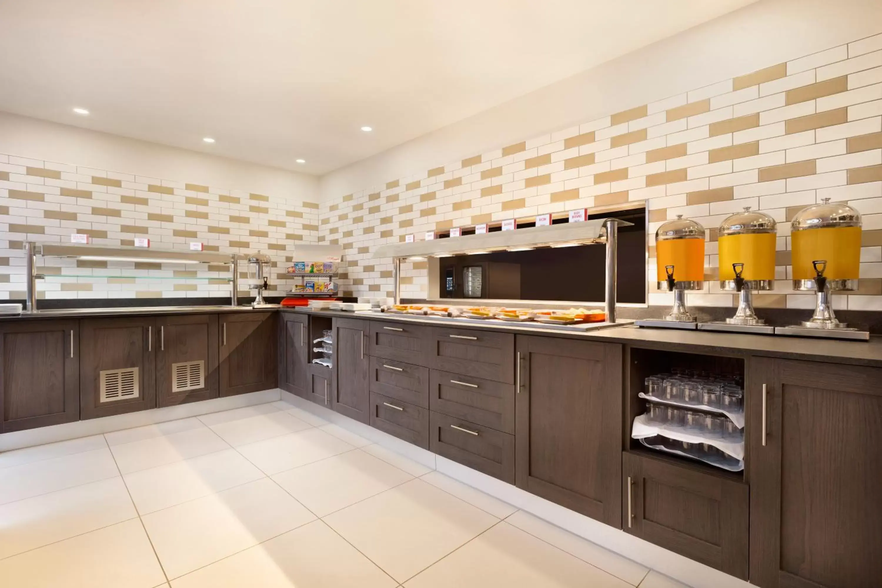 Breakfast, Kitchen/Kitchenette in Ramada by Wyndham East Kilbride