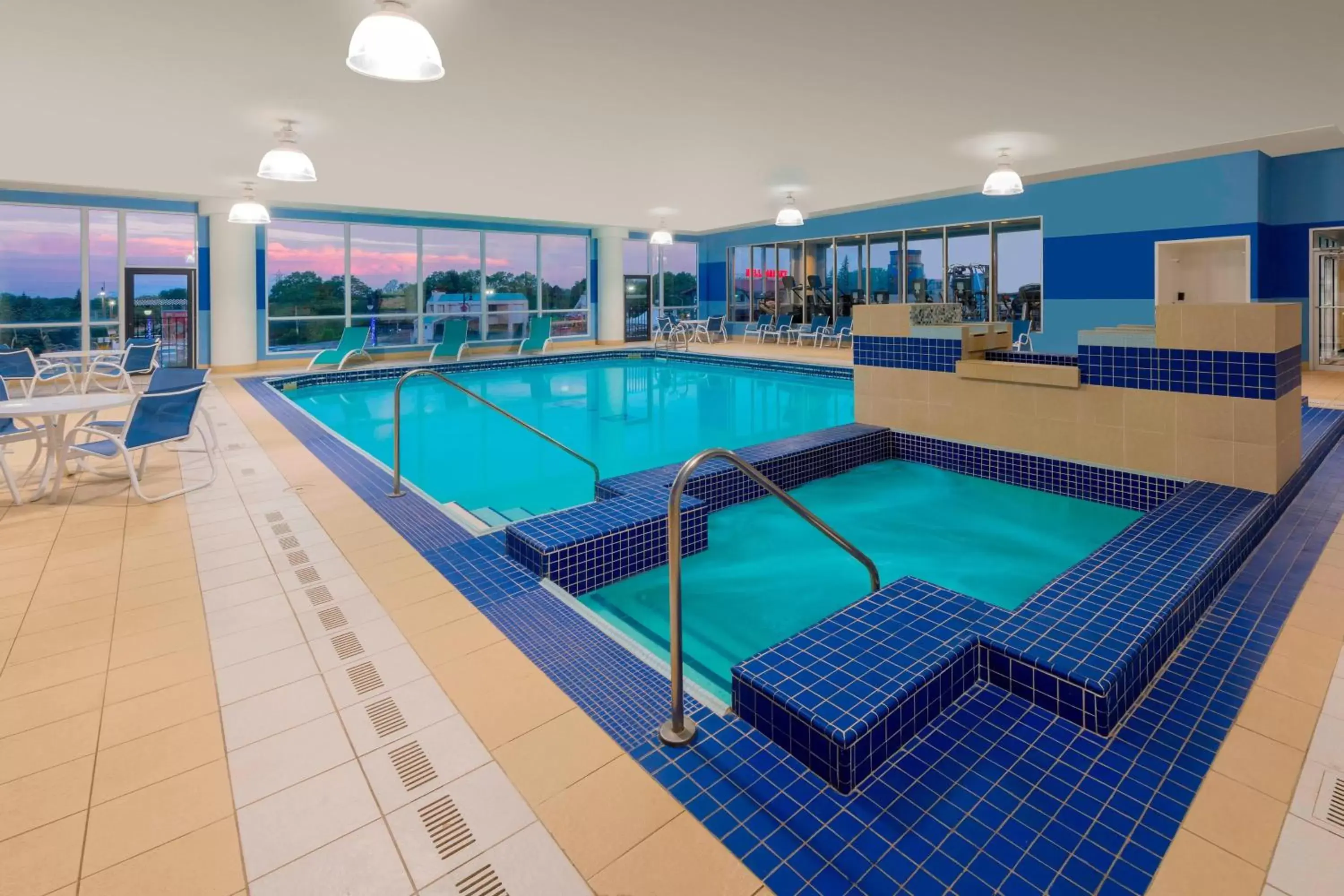 Swimming Pool in Four Points by Sheraton Niagara Falls Fallsview