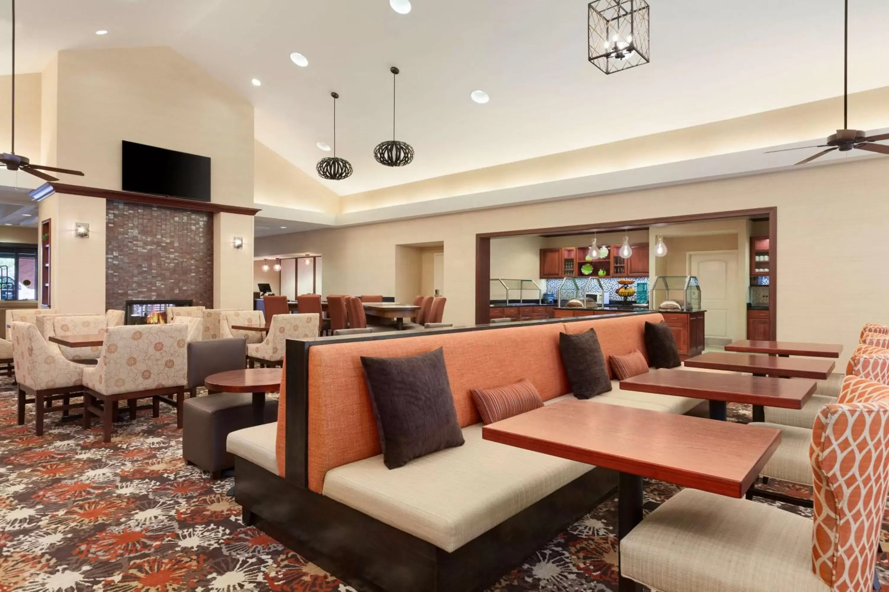 Lobby or reception, Lounge/Bar in Homewood Suites Medford