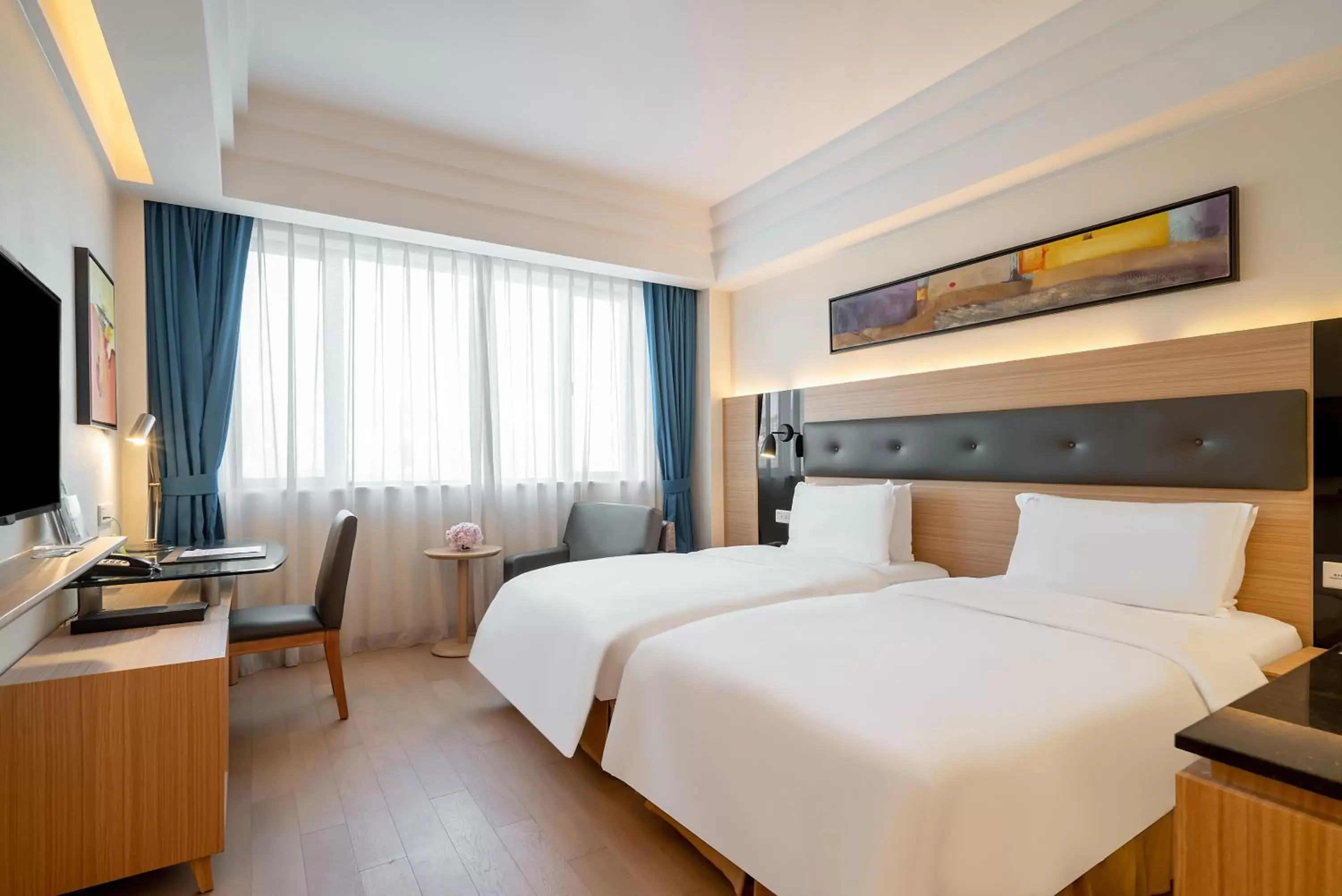 Bed in Holiday Inn Shanghai Hongqiao Central, an IHG Hotel Bed in Holiday Inn Shanghai Hongqiao Central, an IHG Hotel