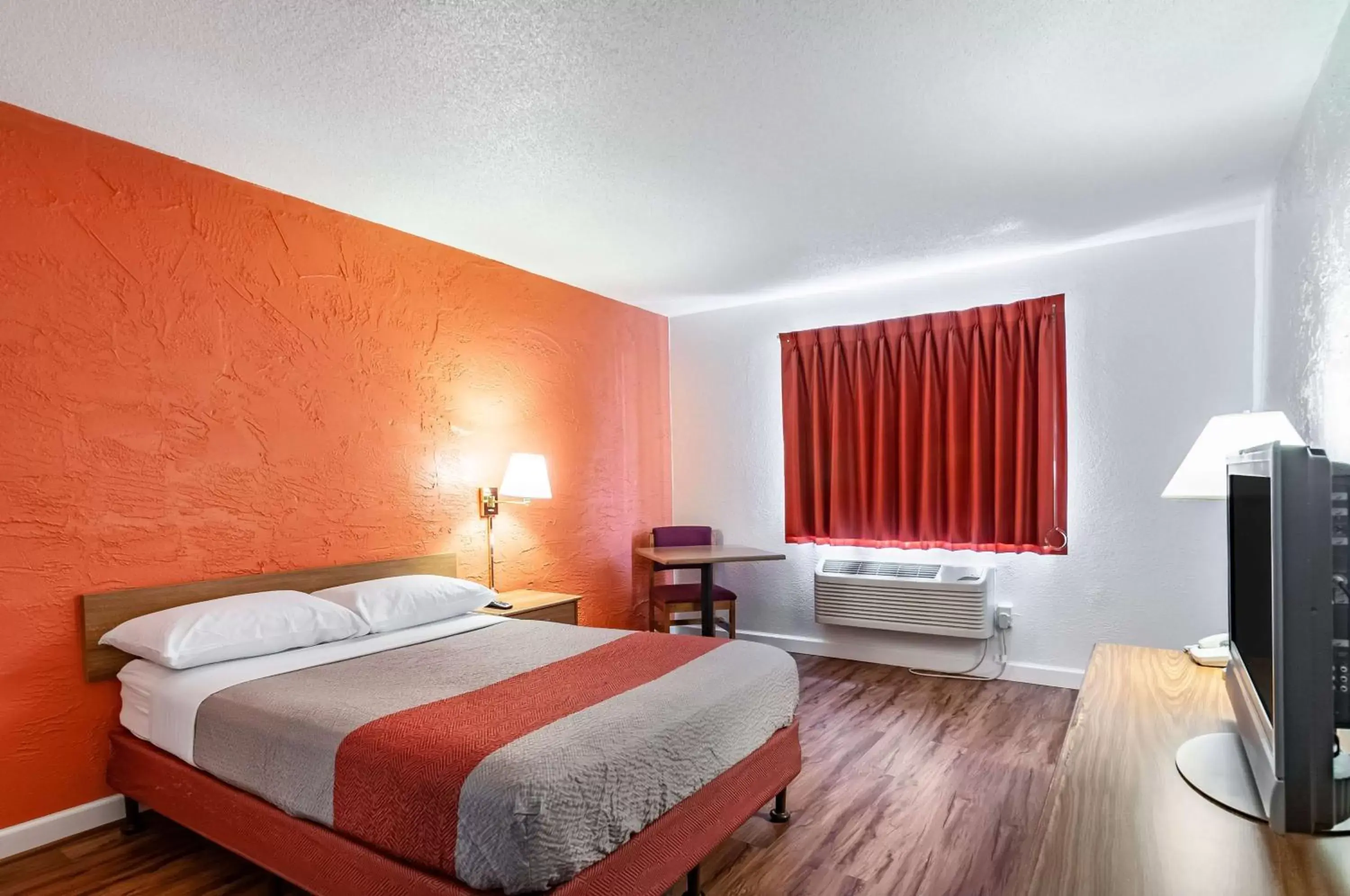 Deluxe King Room - single occupancy - Non-Smoking in Motel 6-Naperville, IL Deluxe King Room - single occupancy - Non-Smoking in Motel 6-Naperville, IL