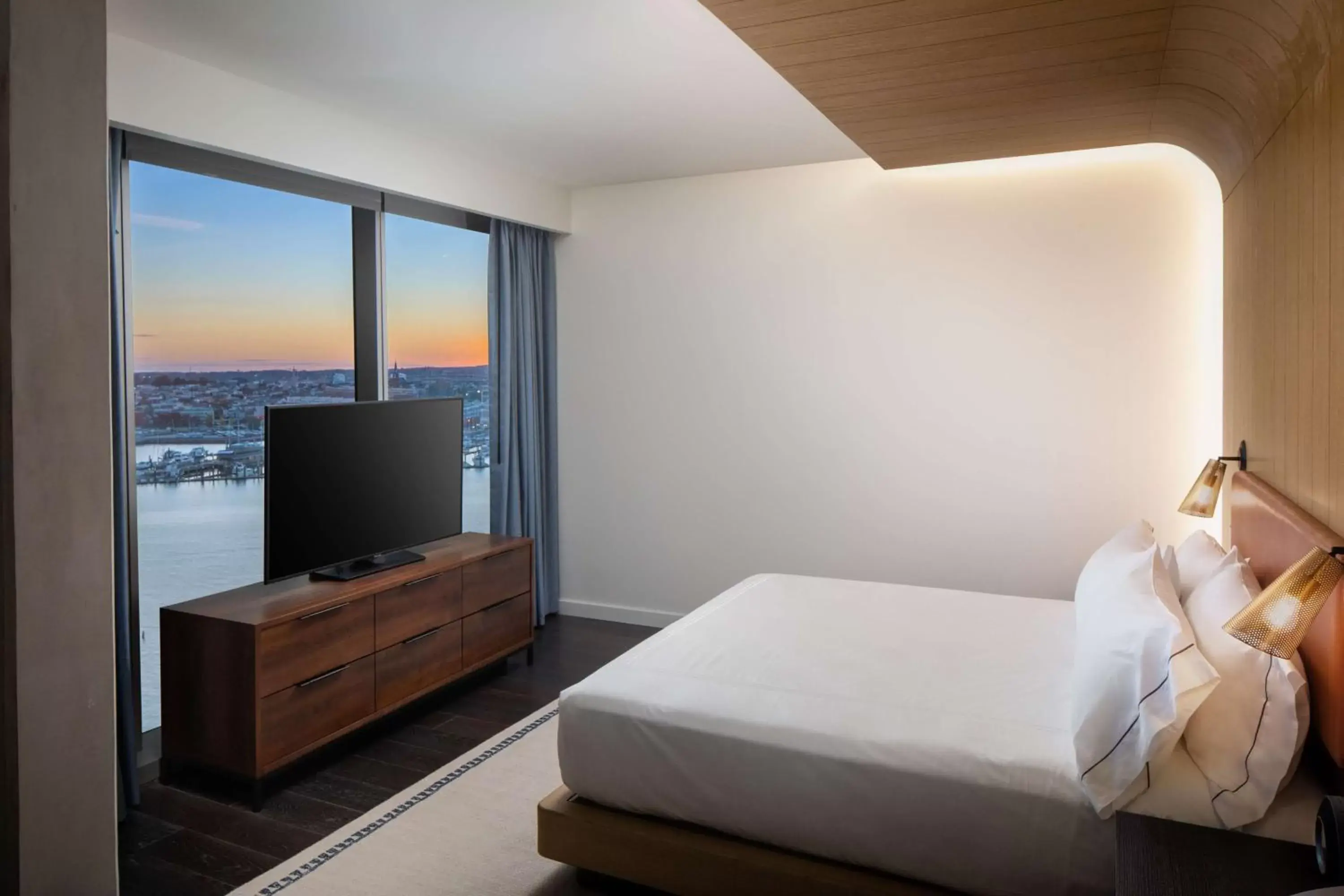 Bed, TV/Entertainment Center in Canopy By Hilton Baltimore Harbor Point - Newly Built
