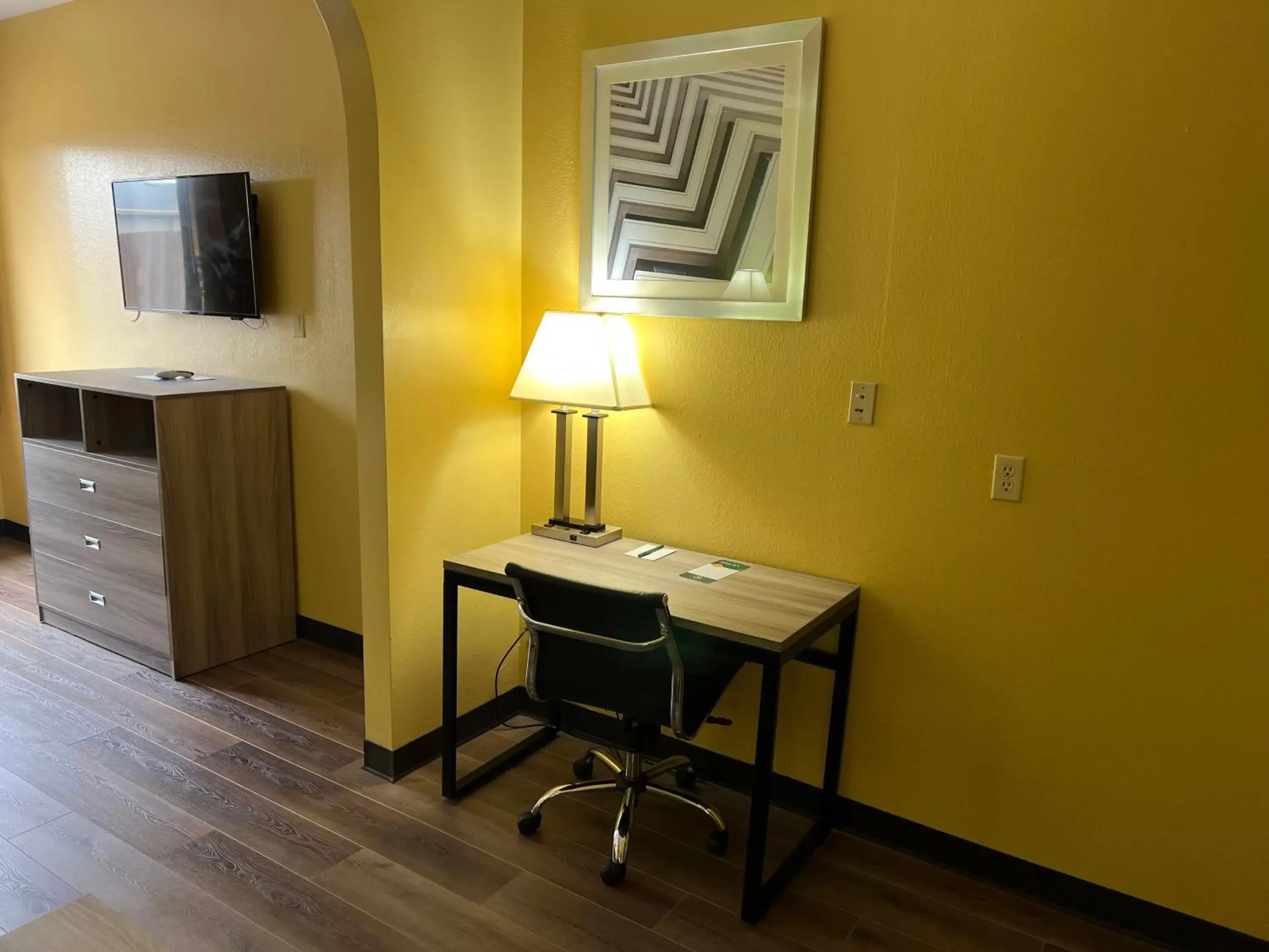 TV/Entertainment Center in Quality Inn