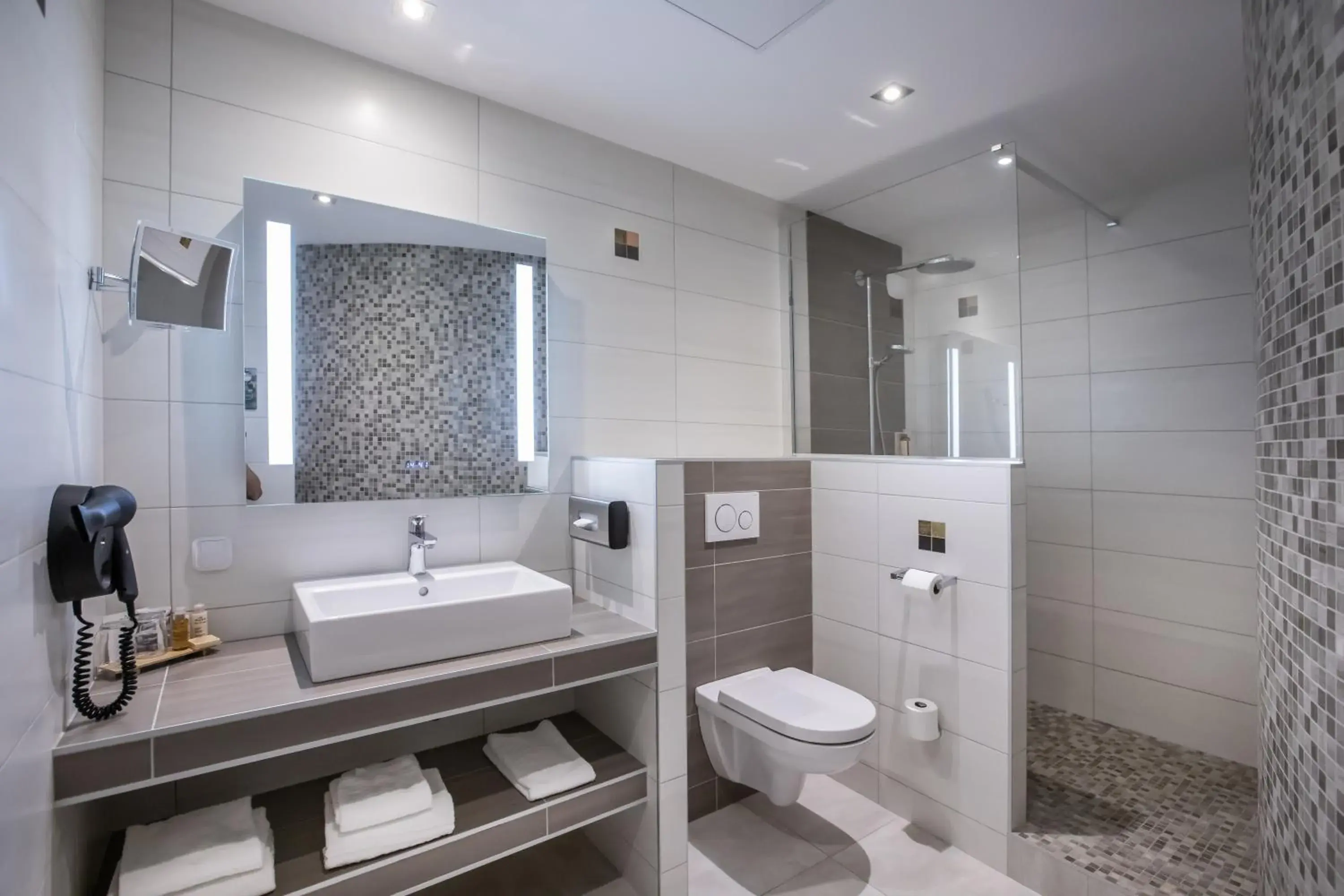 Shower, Bathroom in Mercure Montpellier Centre Comedie