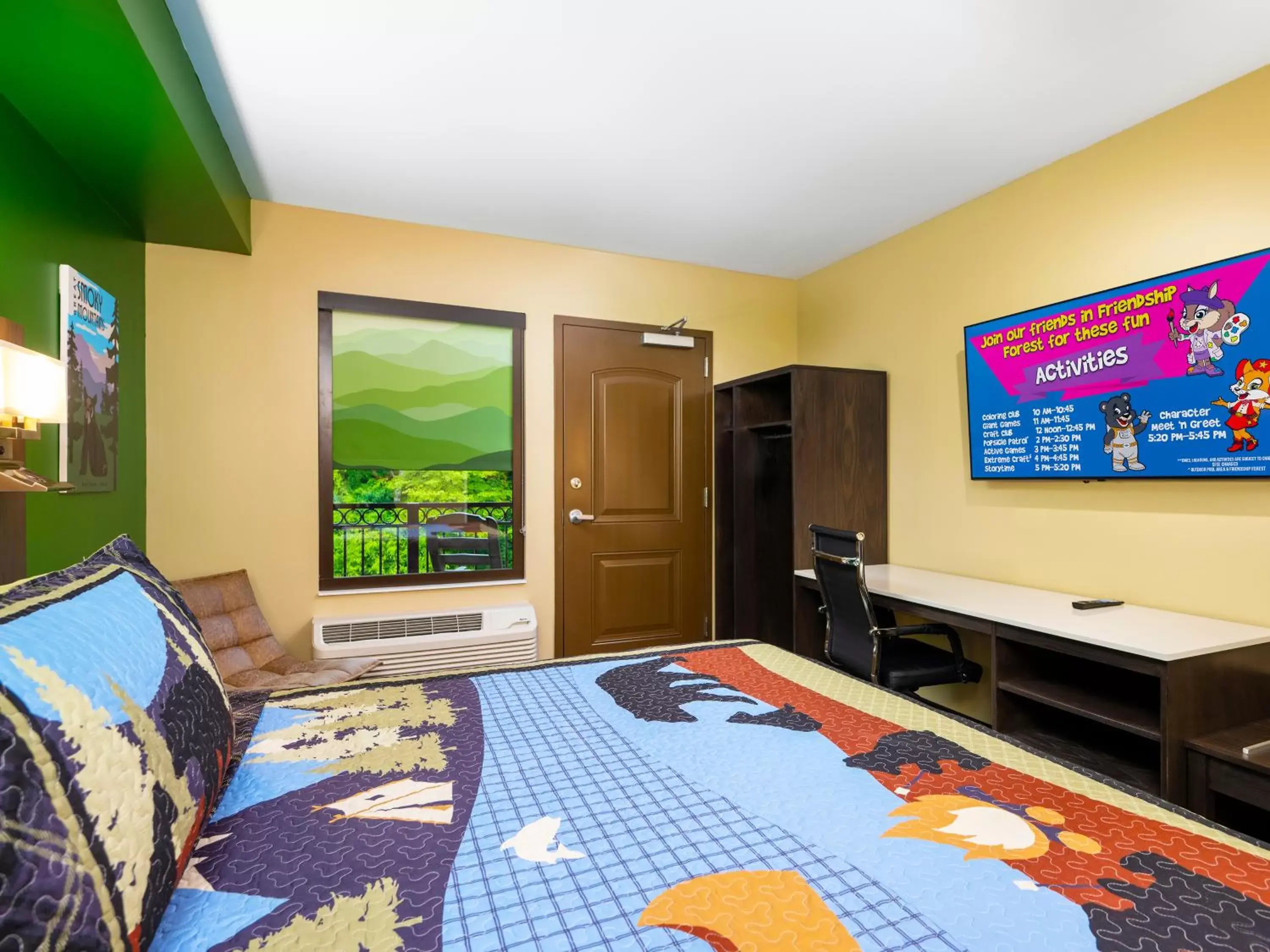 Bedroom, TV/Entertainment Center in Country Cascades Waterpark Resort