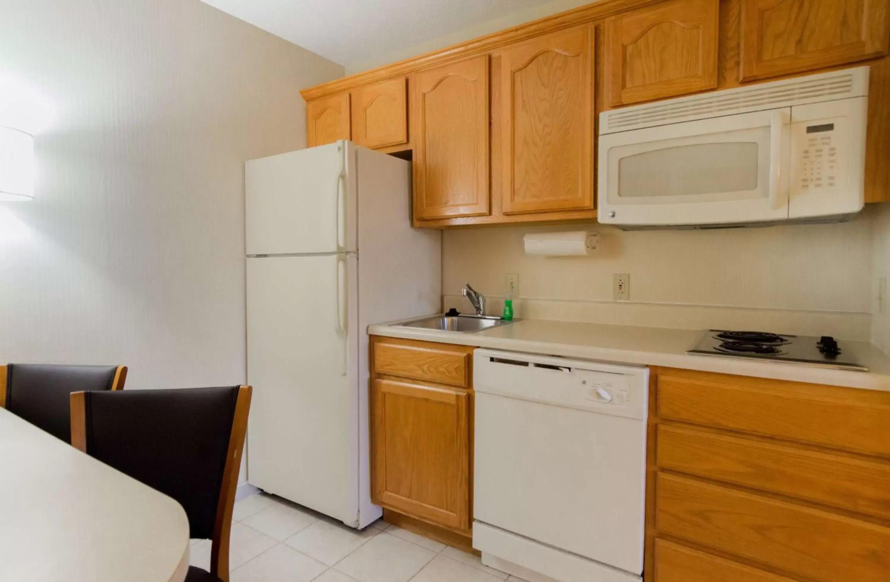 Living room, Kitchen/Kitchenette in Hampton Inn & Suites St. Louis-Chesterfield