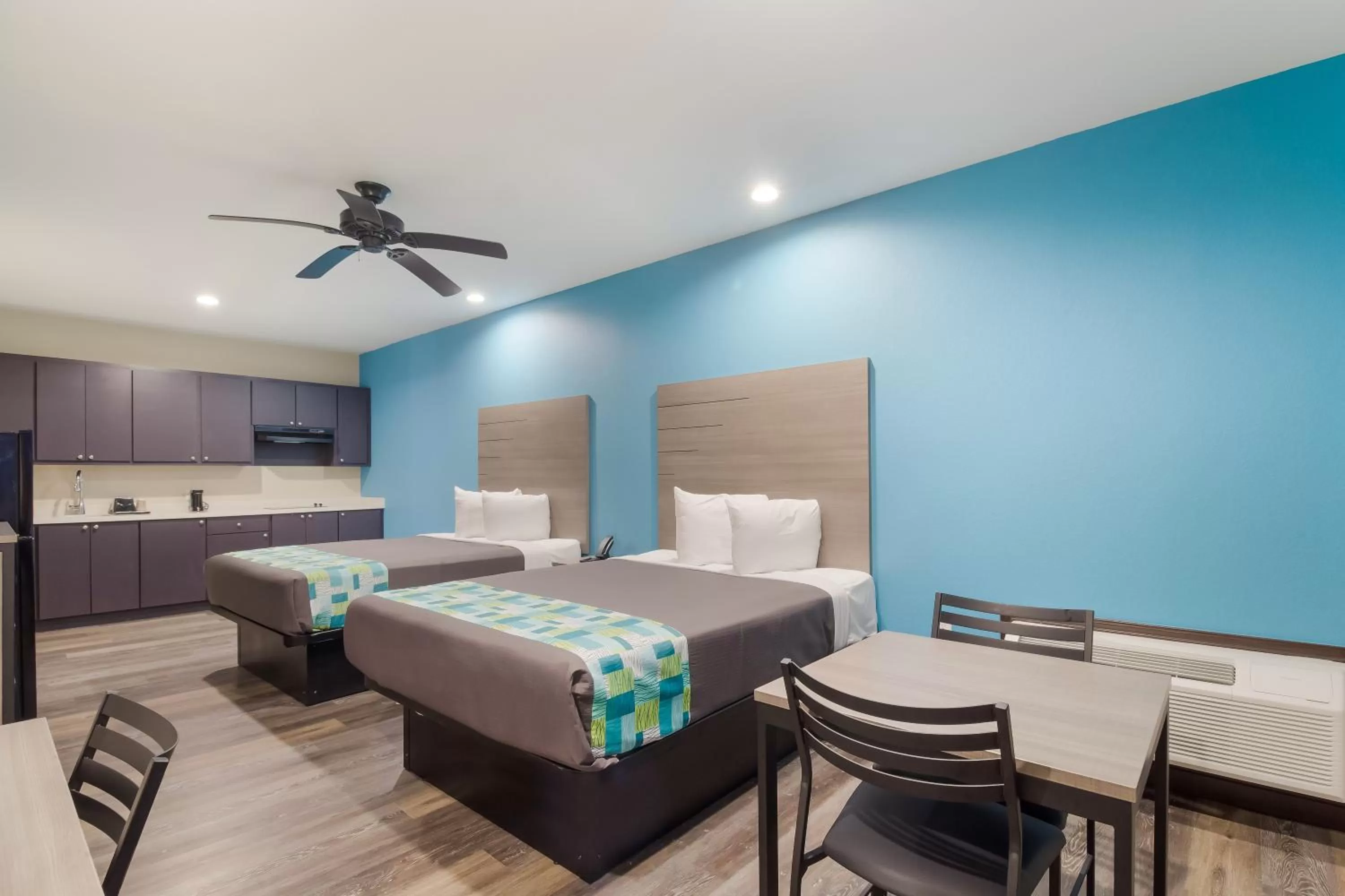 Kitchen or kitchenette, Bed in Scottish Inns & Suites Hitchcock-Santa Fe