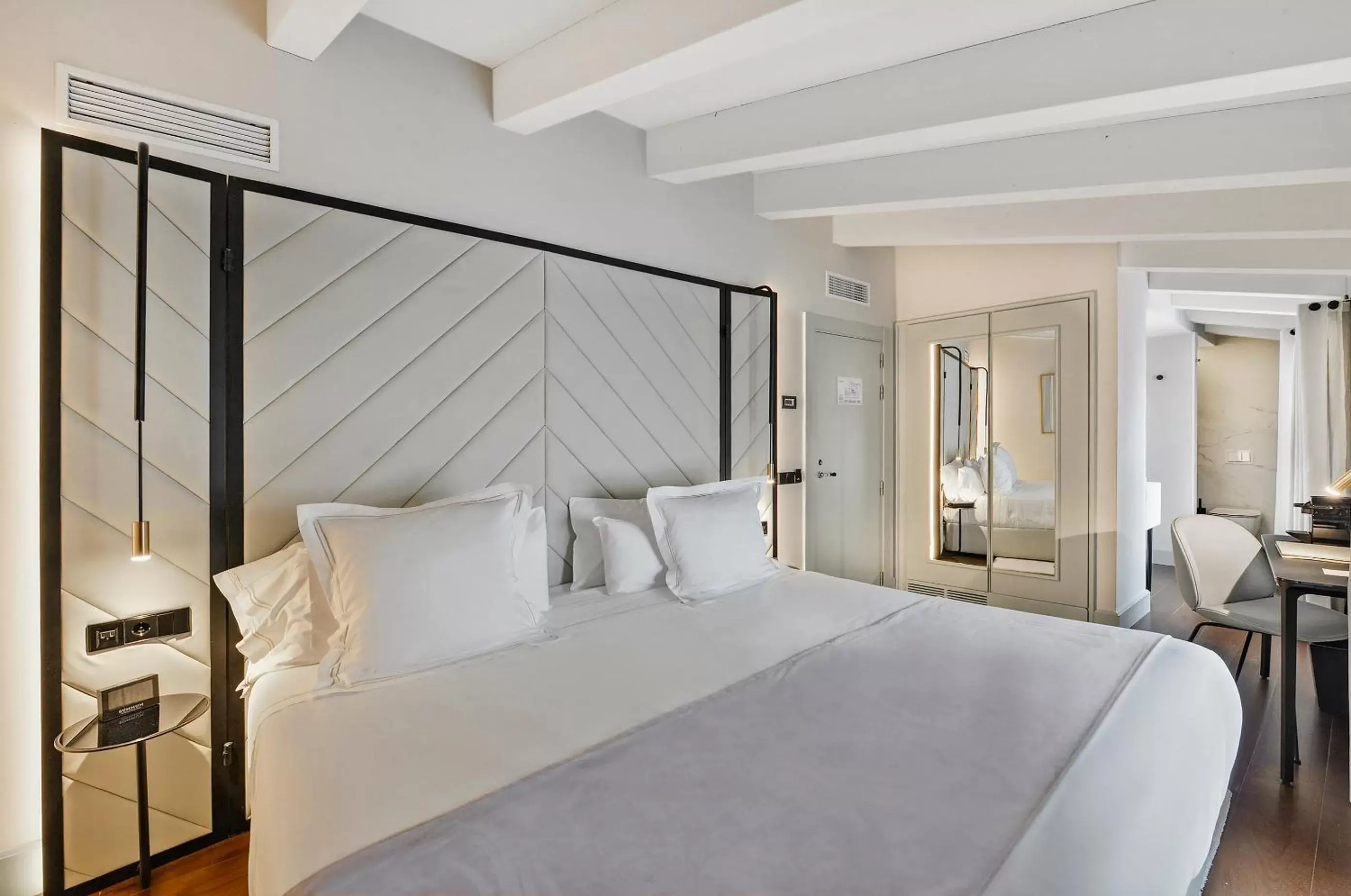 Bed in Summum Prime Boutique Hotel