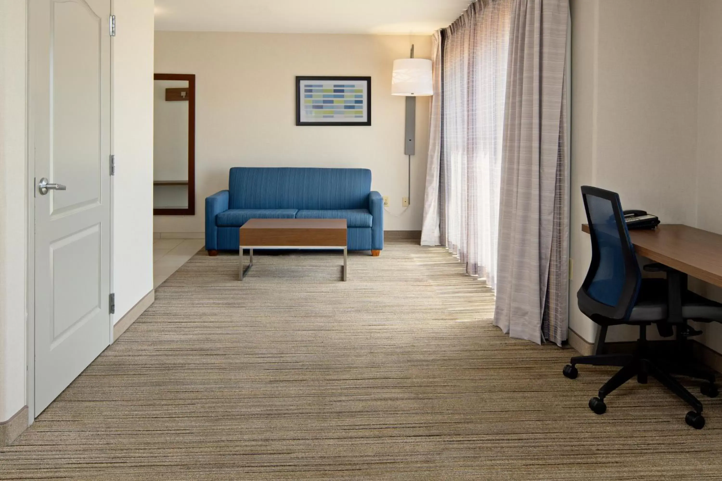 Bedroom, Seating Area in Holiday Inn Express Fresno South, an IHG Hotel