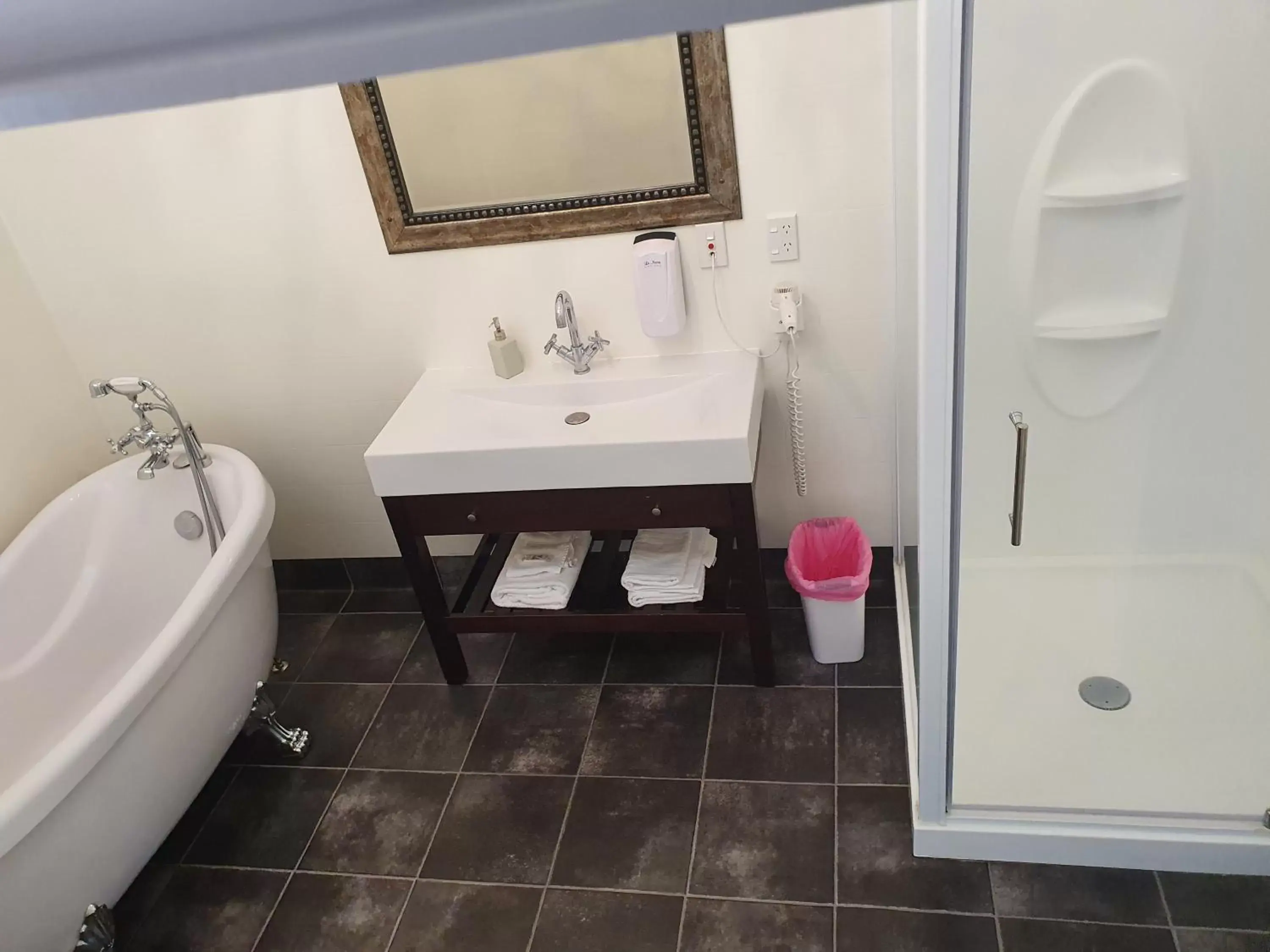 Double Room with Shared Bathroom in Fernlodge Inglewood Double Room with Shared Bathroom in Fernlodge Inglewood