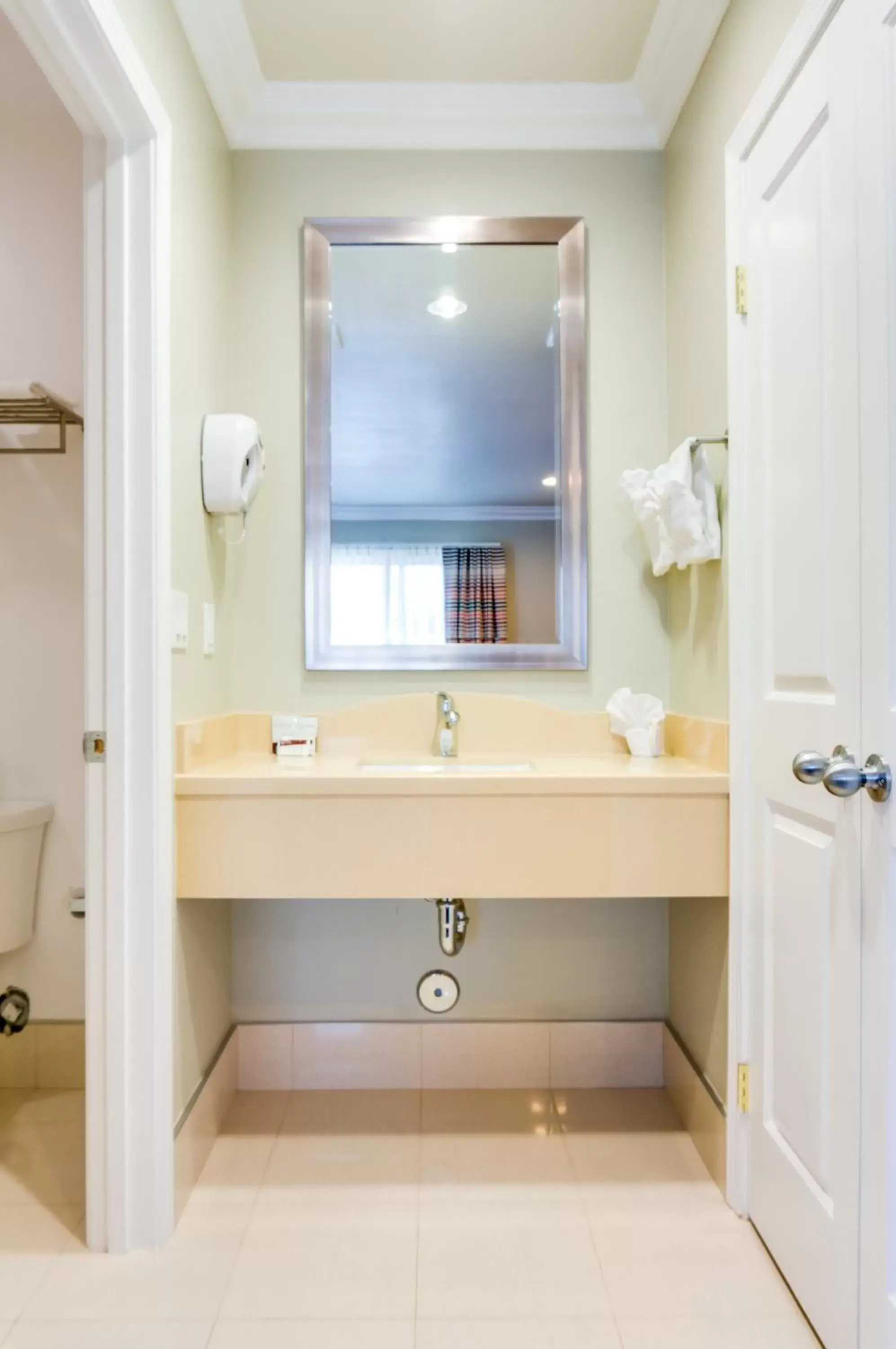 Bathroom in Eden Roc Inn & Suites near the Maingate