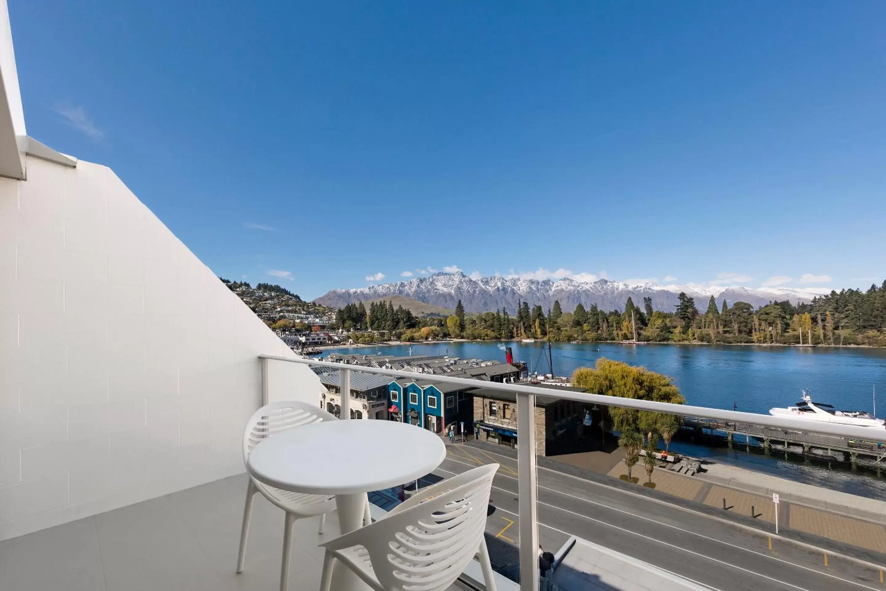 Photo of the whole room, Balcony/Terrace in Crowne Plaza Queenstown, an IHG Hotel