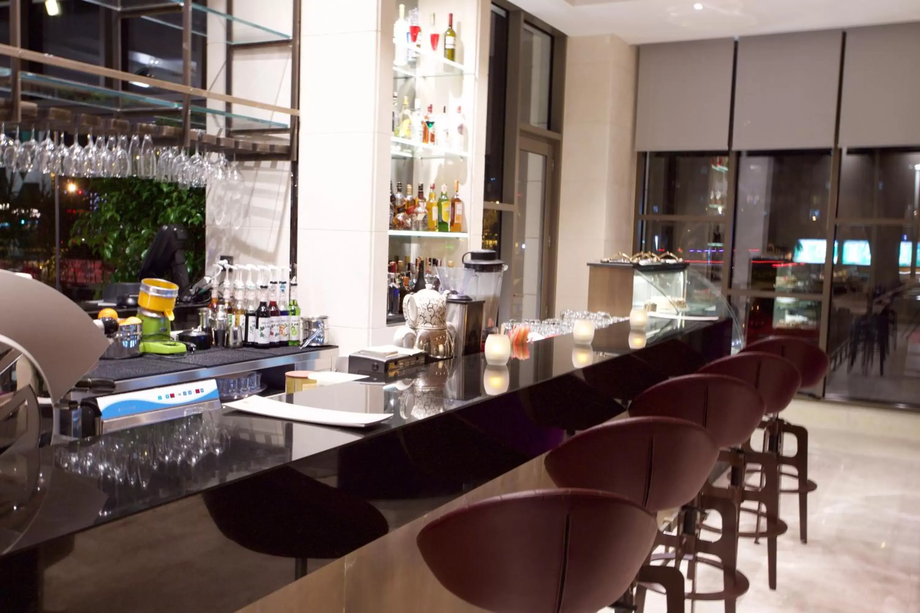 Lounge or bar, Restaurant/Places to Eat in Dosso Dossi Hotels & Spa Downtown