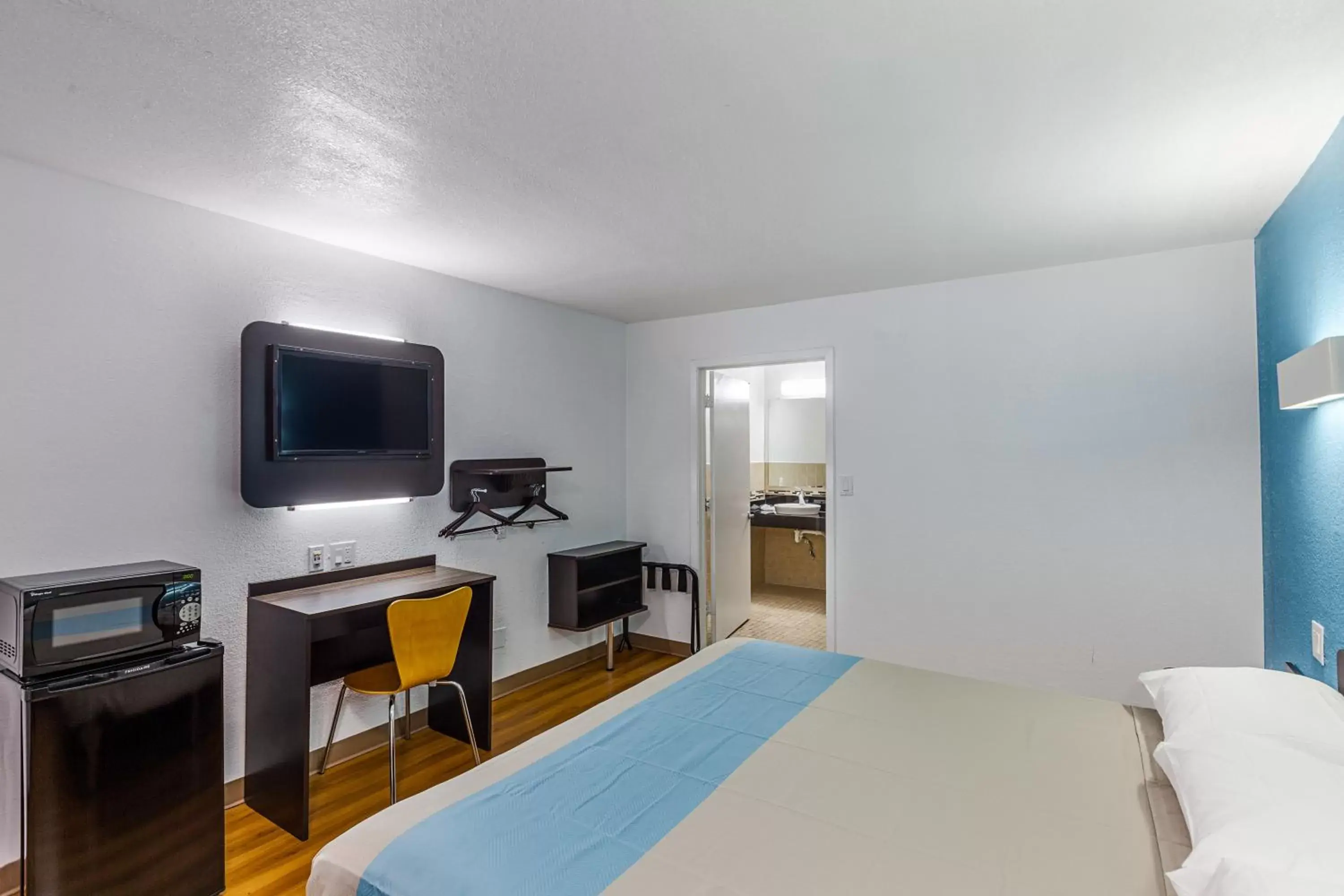 Bedroom, TV/Entertainment Center in Motel 6-Fort Worth, TX - Convention Center