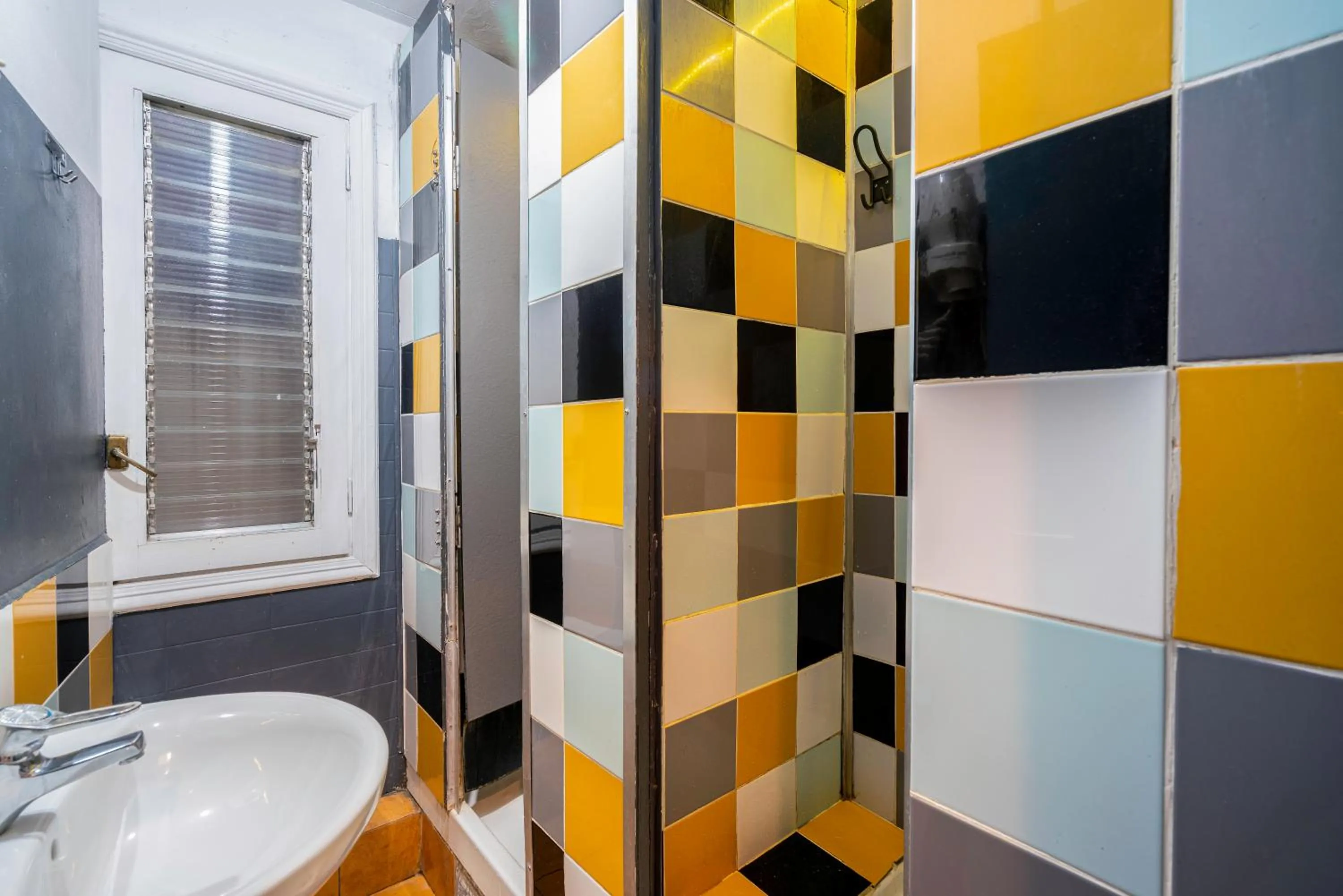 Shower in Casa Barcelo Hostel Barcelona