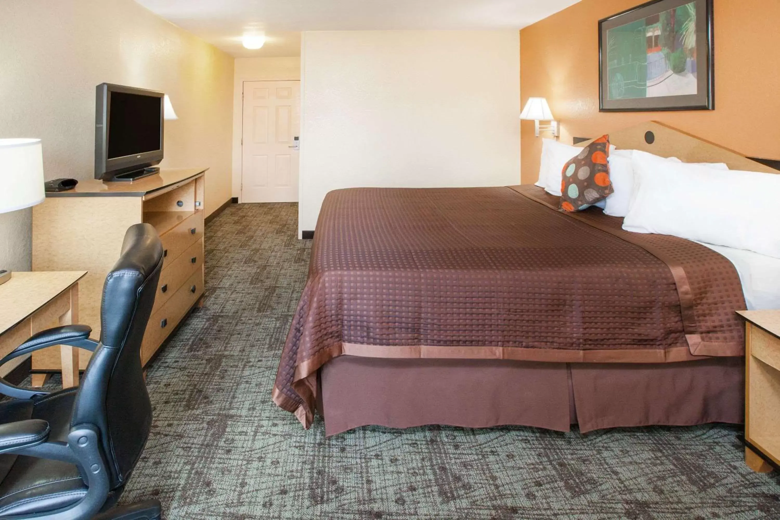 Photo of the whole room, Bed in Days Inn by Wyndham Alma ARKANSAS