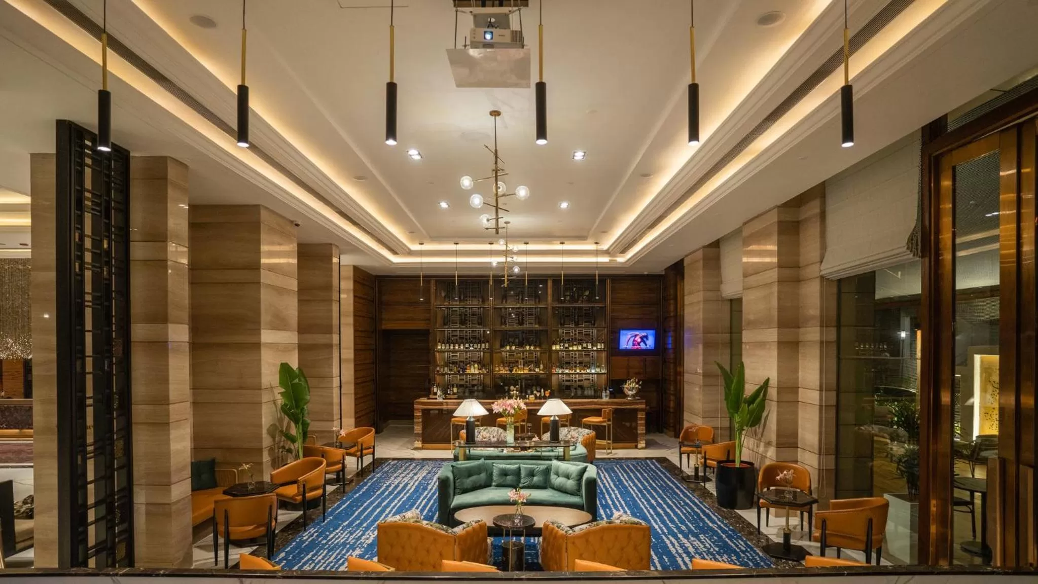 Lounge or bar in Crowne Plaza New Delhi Mayur Vihar Noida by IHG