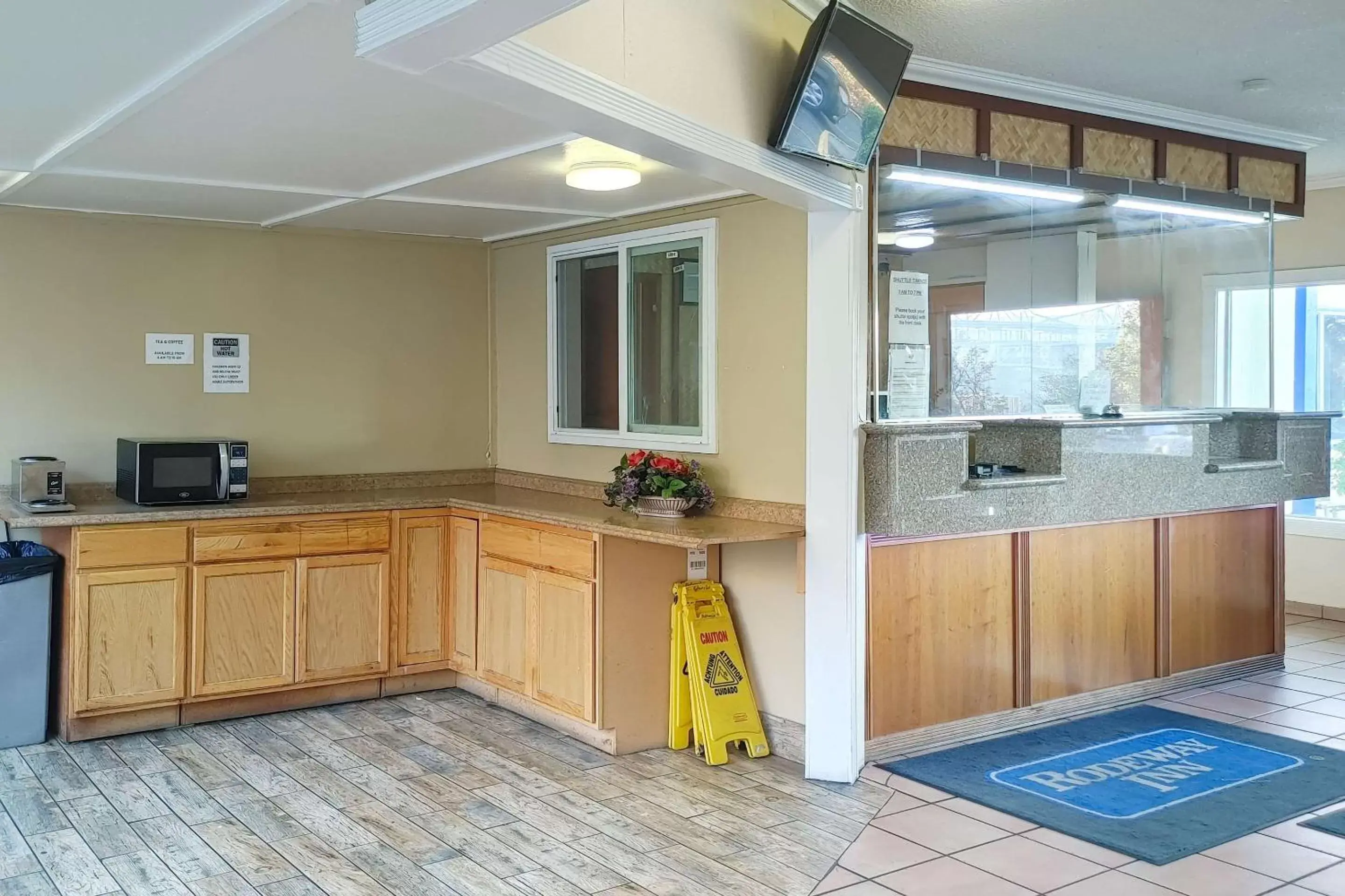 Lobby or reception, Kitchen/Kitchenette in Rodeway Inn Seatac