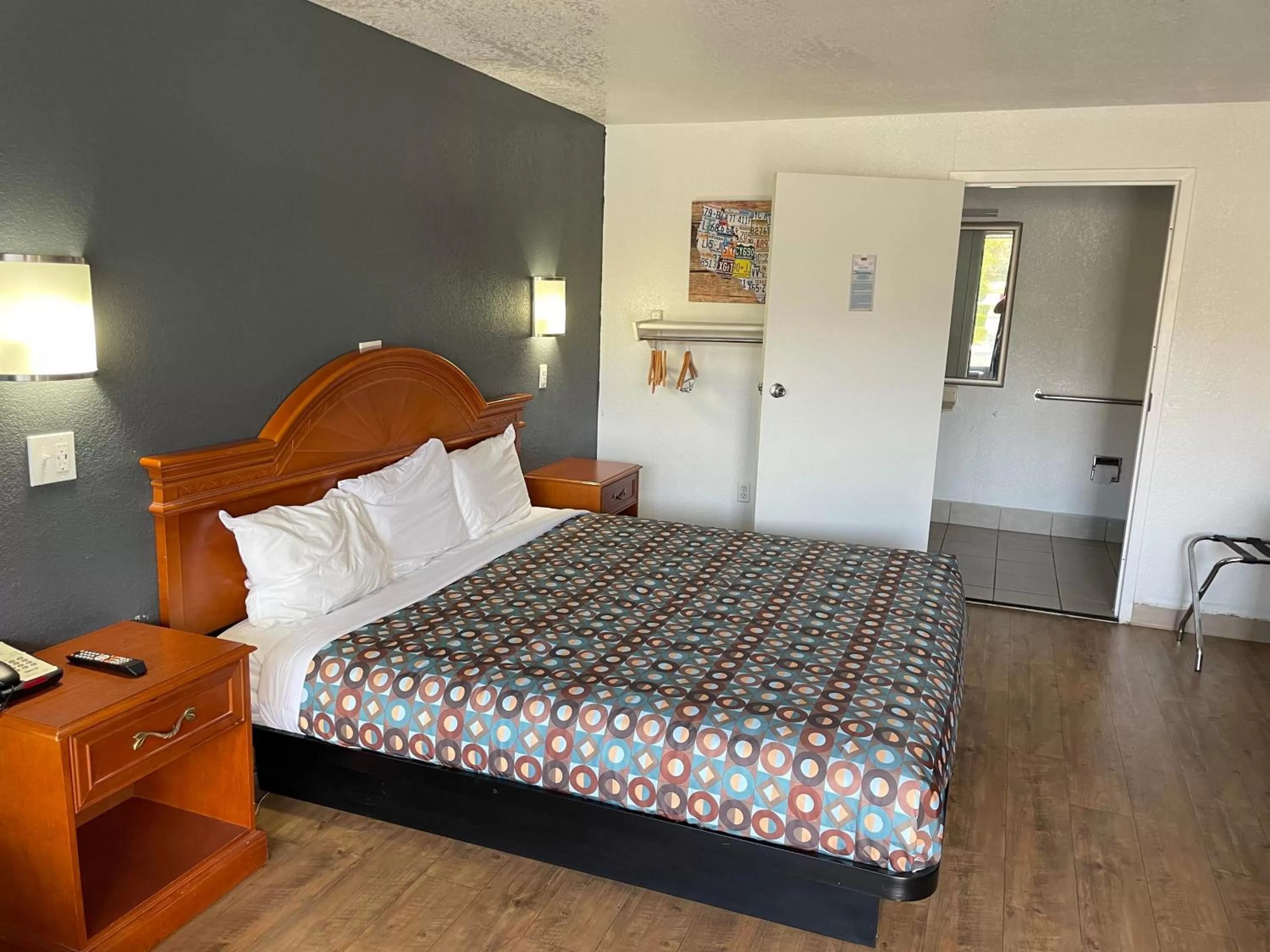 King Room - single occupancy - Accessible/Non-Smoking in Budget Inn