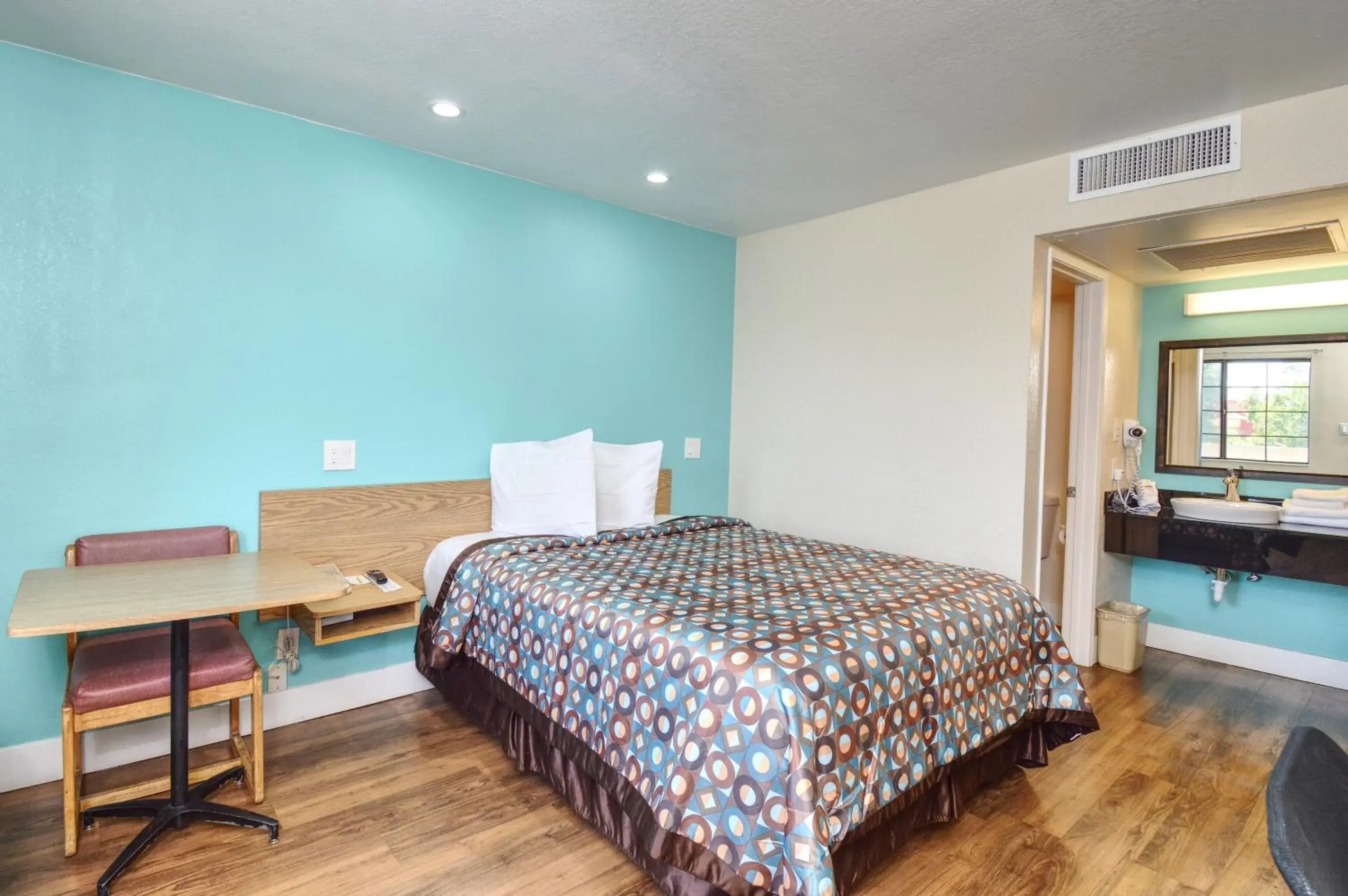 Photo of the whole room, Bed in Vagabond Inn Buttonwillow North I-5