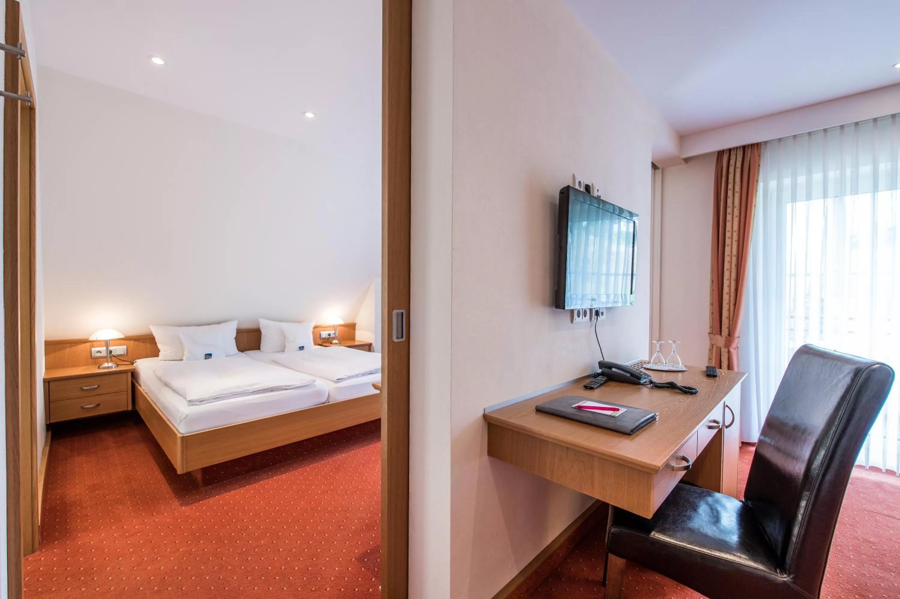 Photo of the whole room, Bed in Hotel Hanses-Bräutigam